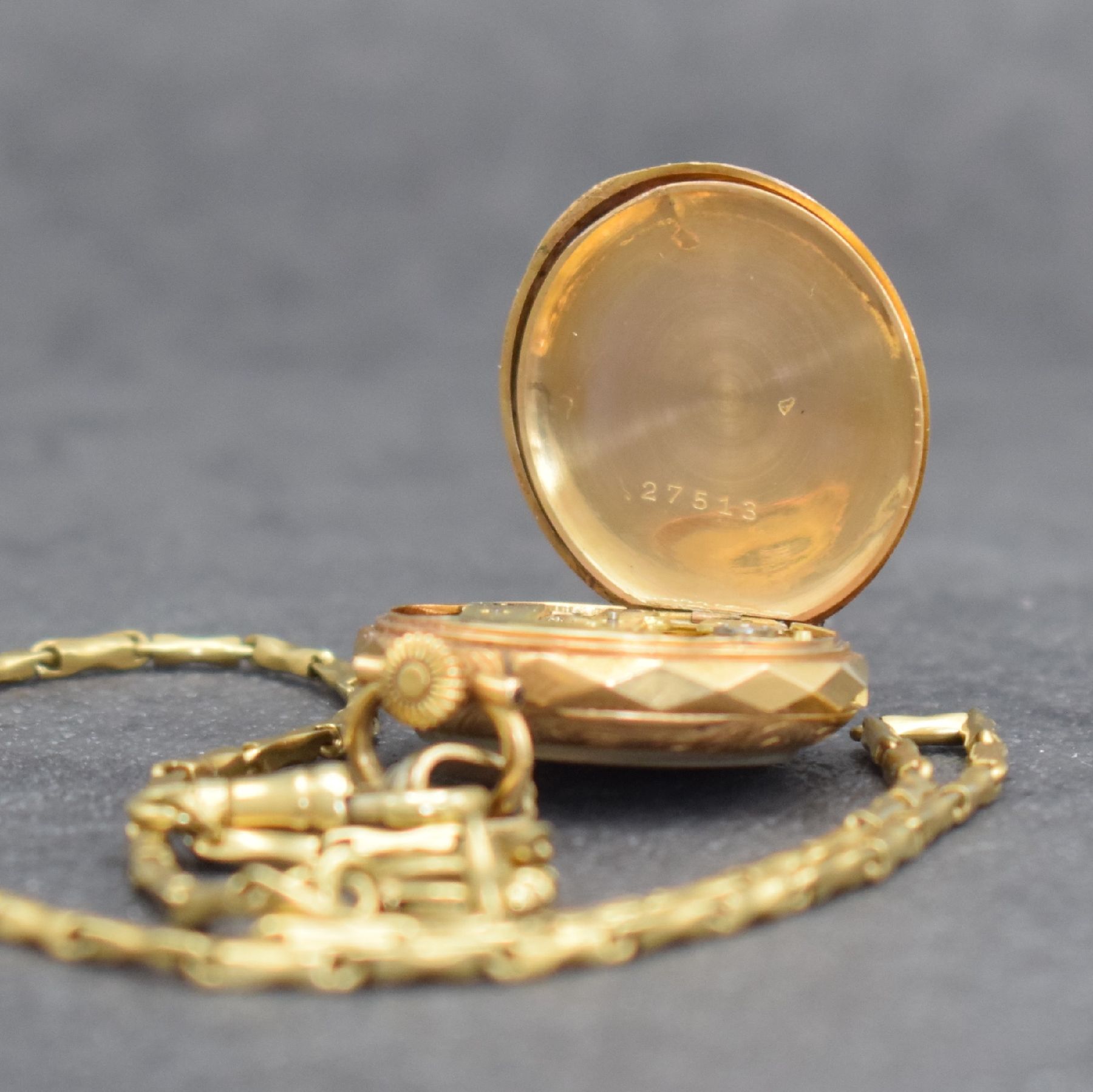 Detail f: Kleine Damentaschenuhr in GG 750/000 an GG 585/000 Kette, Schweiz um 1900, aufw. grav. Geh., Goldcuv., Emailzifferbl. m. röm. Std. & arab. ...