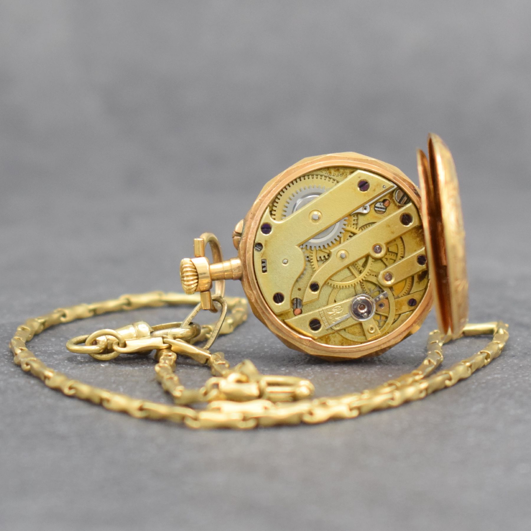 Detail g: Kleine Damentaschenuhr in GG 750/000 an GG 585/000 Kette, Schweiz um 1900, aufw. grav. Geh., Goldcuv., Emailzifferbl. m. röm. Std. & arab. ...