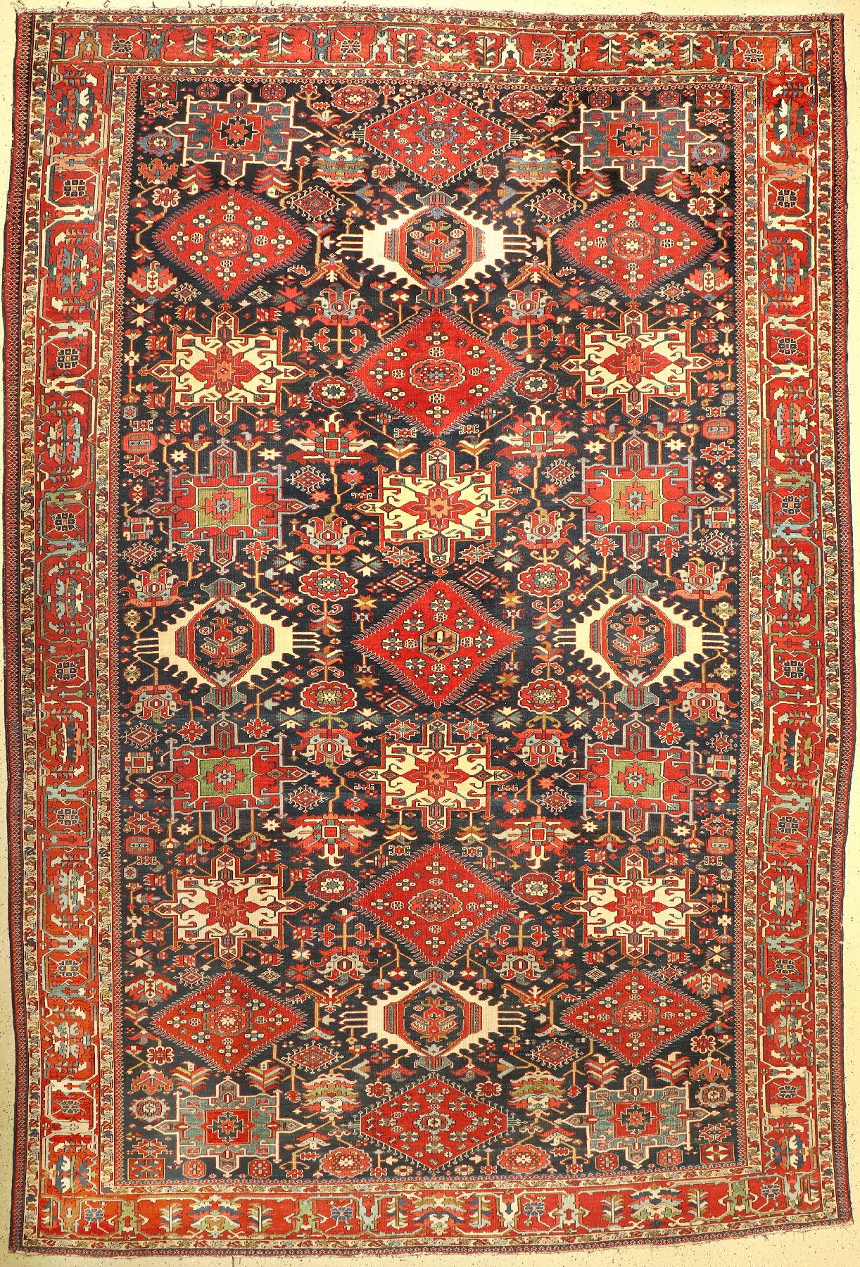 Feiner Antiker Karadjeh, Nordwestpersien, 19 Jhd., Wolle geknüpft auf Baumwolle, blaugrundig, bemerkenswerte feine Knüpfung, ca. 420 x 300 cm, ...
