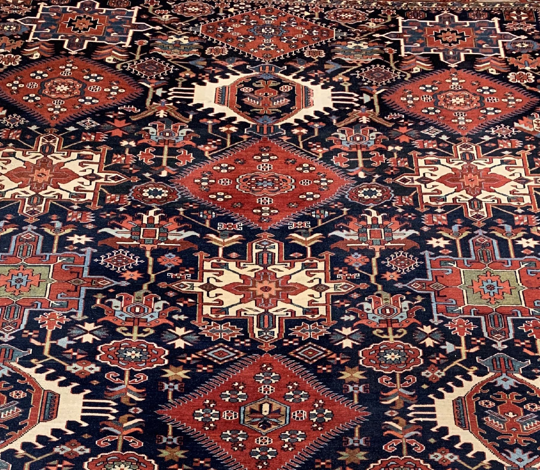 Detail a: Feiner Antiker Karadjeh, Nordwestpersien, 19 Jhd., Wolle geknüpft auf Baumwolle, blaugrundig, bemerkenswerte feine Knüpfung, ca. 420 x 300 cm, ...