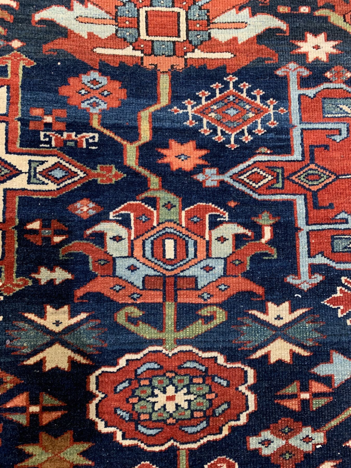 Detail b: Feiner Antiker Karadjeh, Nordwestpersien, 19 Jhd., Wolle geknüpft auf Baumwolle, blaugrundig, bemerkenswerte feine Knüpfung, ca. 420 x 300 cm, ...