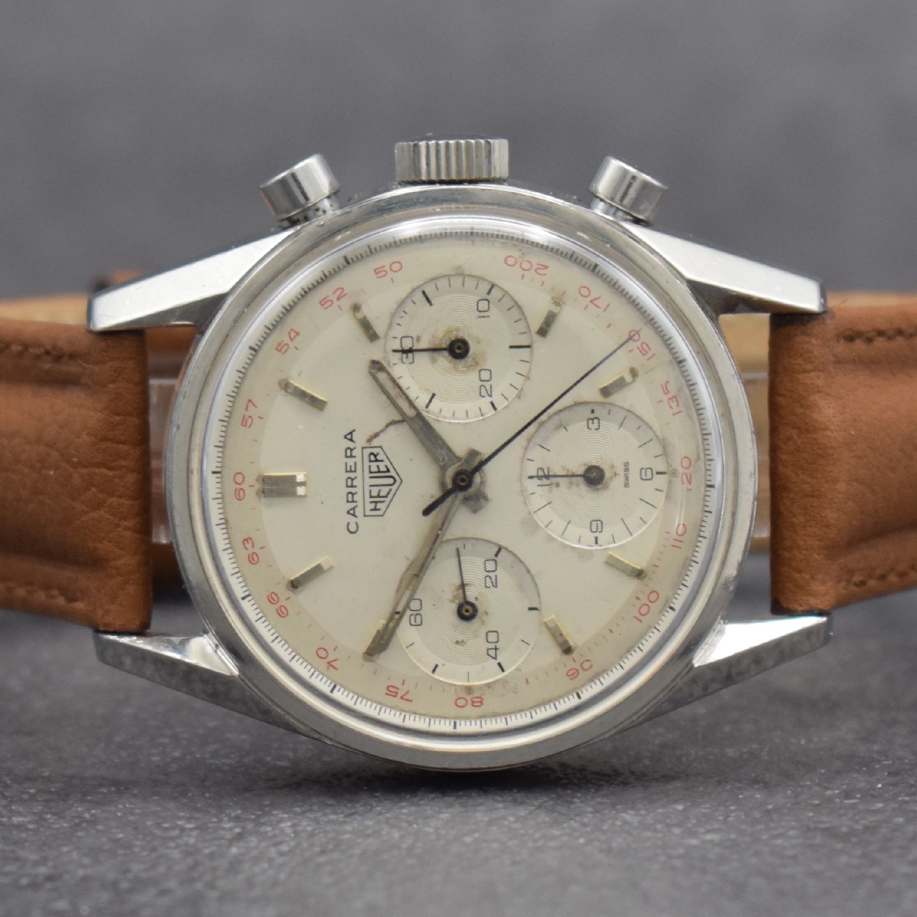 Detail a: HEUER Carrera Schaltradchronograph, Schweiz 1960er Jahre, Edelstahl, Boden geschr., neutr. Krone, silb. Zifferbl. m. aufgel. Indizes altersbed. ...