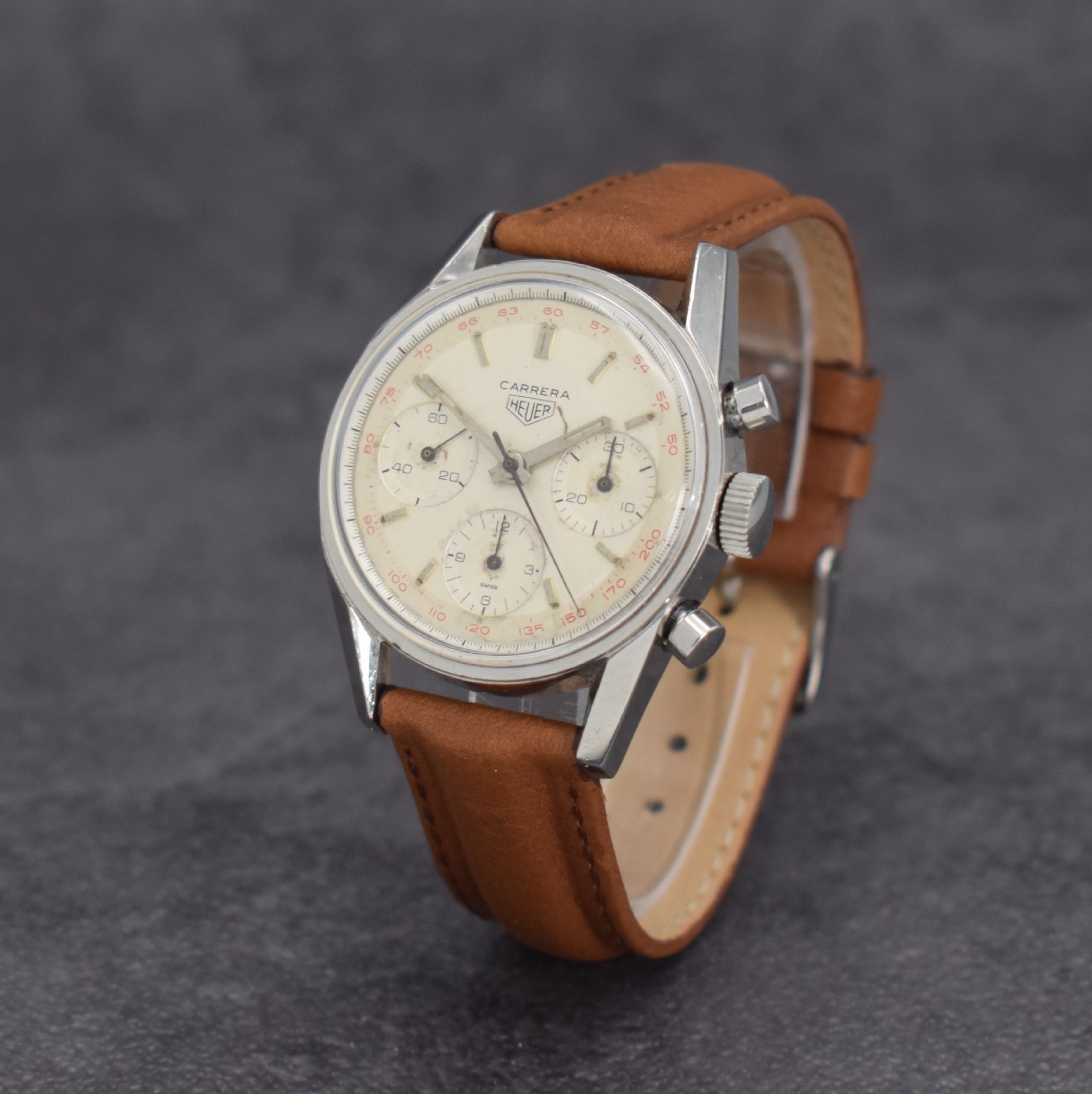 Detail b: HEUER Carrera Schaltradchronograph, Schweiz 1960er Jahre, Edelstahl, Boden geschr., neutr. Krone, silb. Zifferbl. m. aufgel. Indizes altersbed. ...
