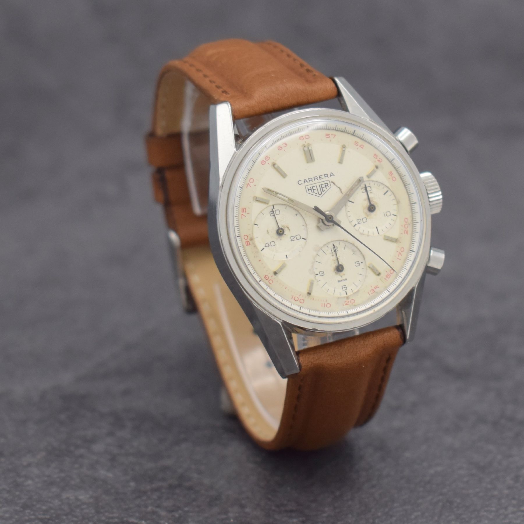 Detail d: HEUER Carrera Schaltradchronograph, Schweiz 1960er Jahre, Edelstahl, Boden geschr., neutr. Krone, silb. Zifferbl. m. aufgel. Indizes altersbed. ...