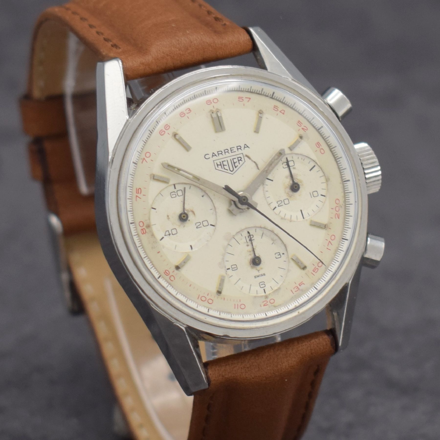 Detail e: HEUER Carrera Schaltradchronograph, Schweiz 1960er Jahre, Edelstahl, Boden geschr., neutr. Krone, silb. Zifferbl. m. aufgel. Indizes altersbed. ...