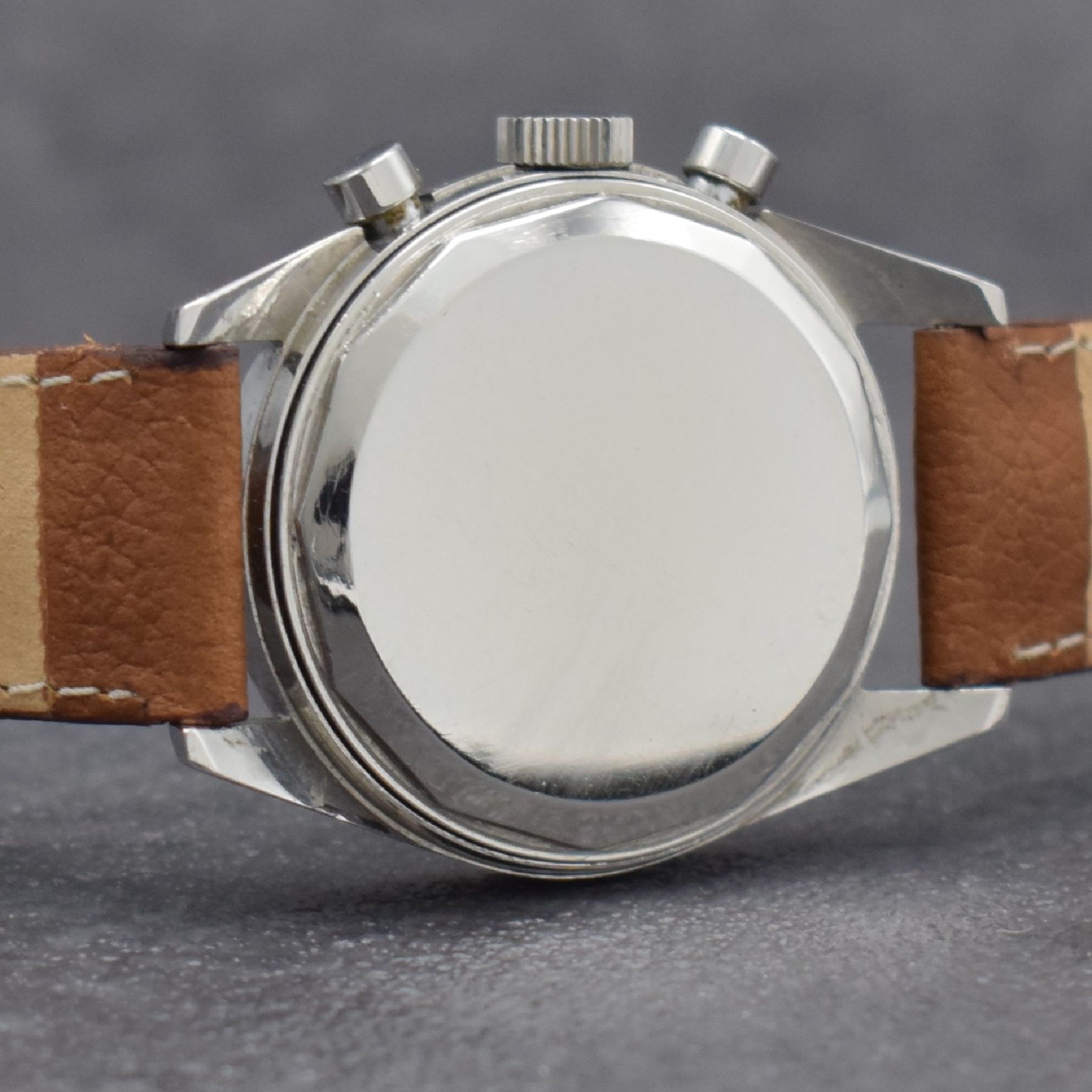 Detail f: HEUER Carrera Schaltradchronograph, Schweiz 1960er Jahre, Edelstahl, Boden geschr., neutr. Krone, silb. Zifferbl. m. aufgel. Indizes altersbed. ...