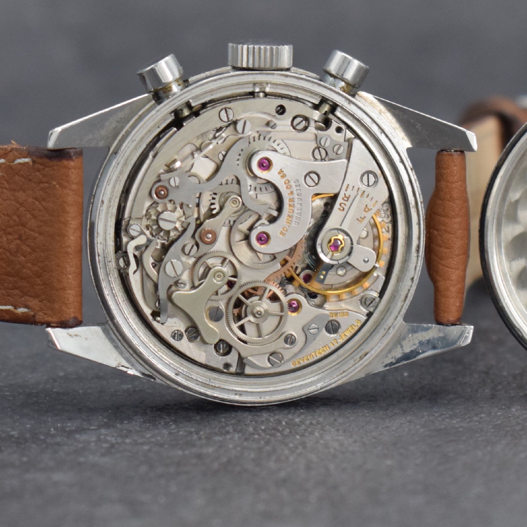 Detail h: HEUER Carrera Schaltradchronograph, Schweiz 1960er Jahre, Edelstahl, Boden geschr., neutr. Krone, silb. Zifferbl. m. aufgel. Indizes altersbed. ...