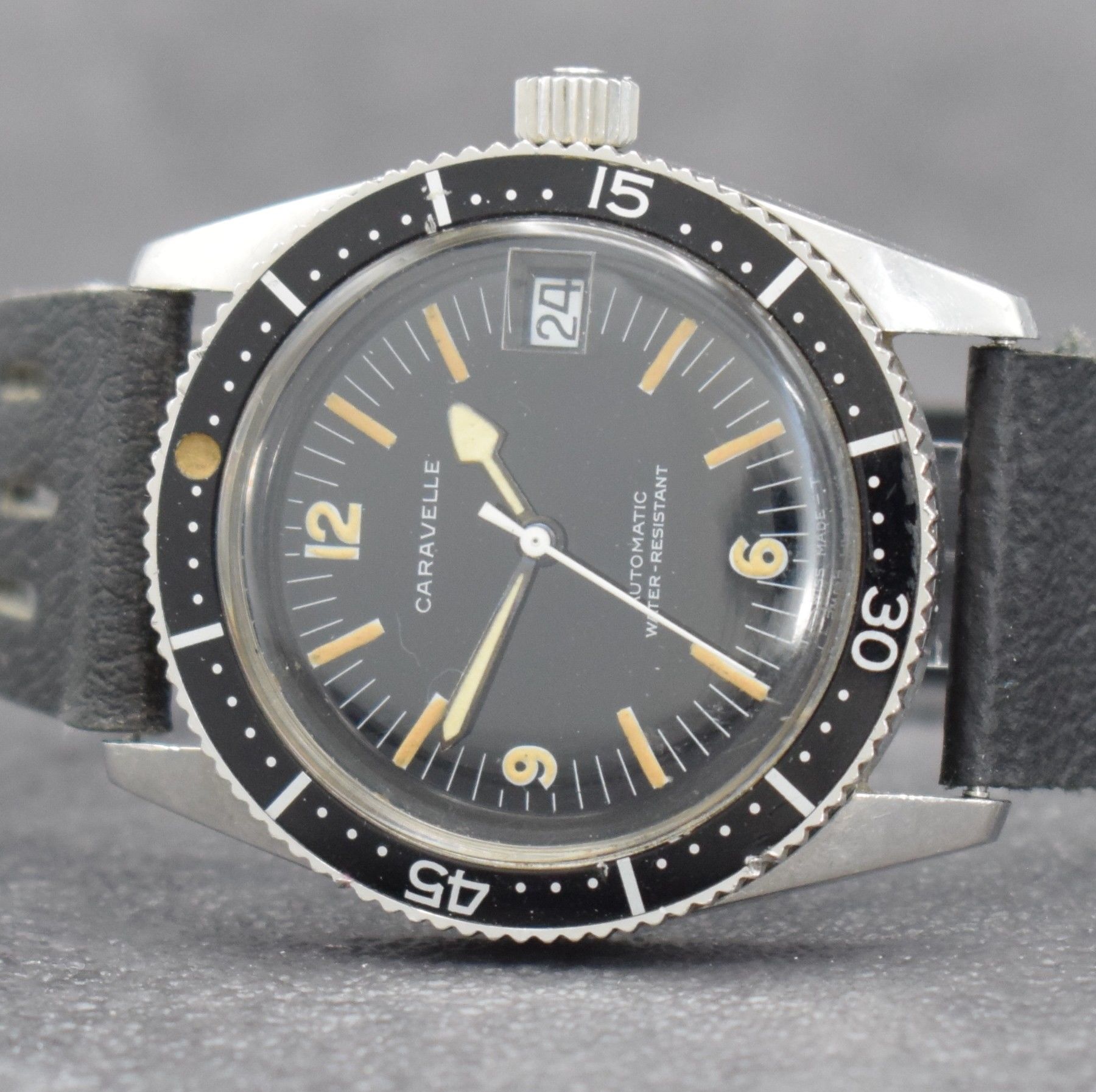 Detail a: CARAVELLE seltene Herrenarmbanduhr, Automatik, Schweiz um 1967, Ref. 665-1, Edelstahlgeh. inkl. Lederband, Boden verschr., Lünette m. 60er Teilung ...