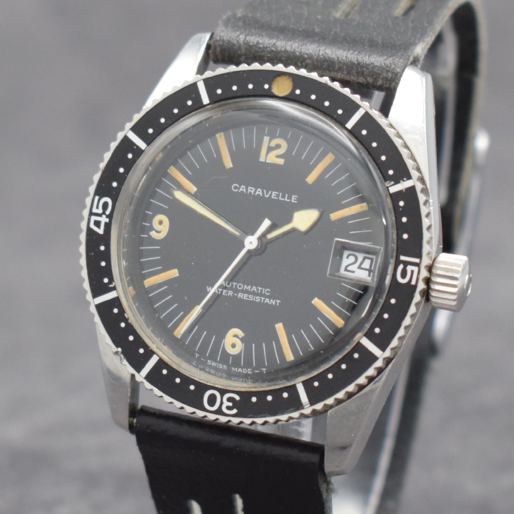 Detail c: CARAVELLE seltene Herrenarmbanduhr, Automatik, Schweiz um 1967, Ref. 665-1, Edelstahlgeh. inkl. Lederband, Boden verschr., Lünette m. 60er Teilung ...