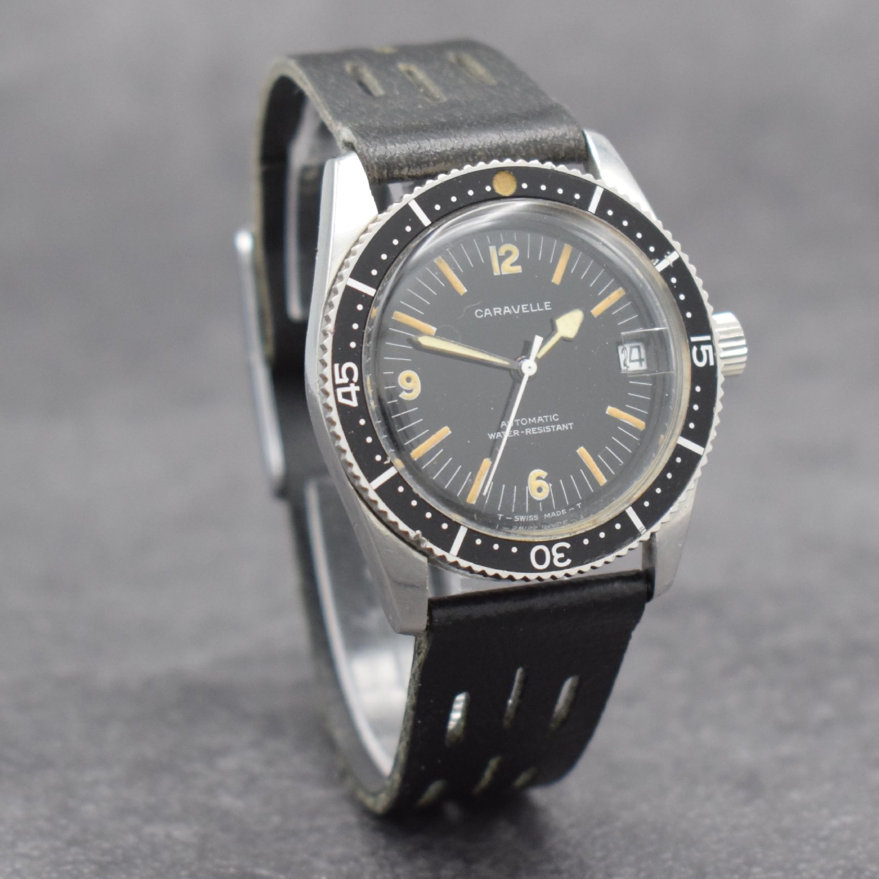 Detail d: CARAVELLE seltene Herrenarmbanduhr, Automatik, Schweiz um 1967, Ref. 665-1, Edelstahlgeh. inkl. Lederband, Boden verschr., Lünette m. 60er Teilung ...