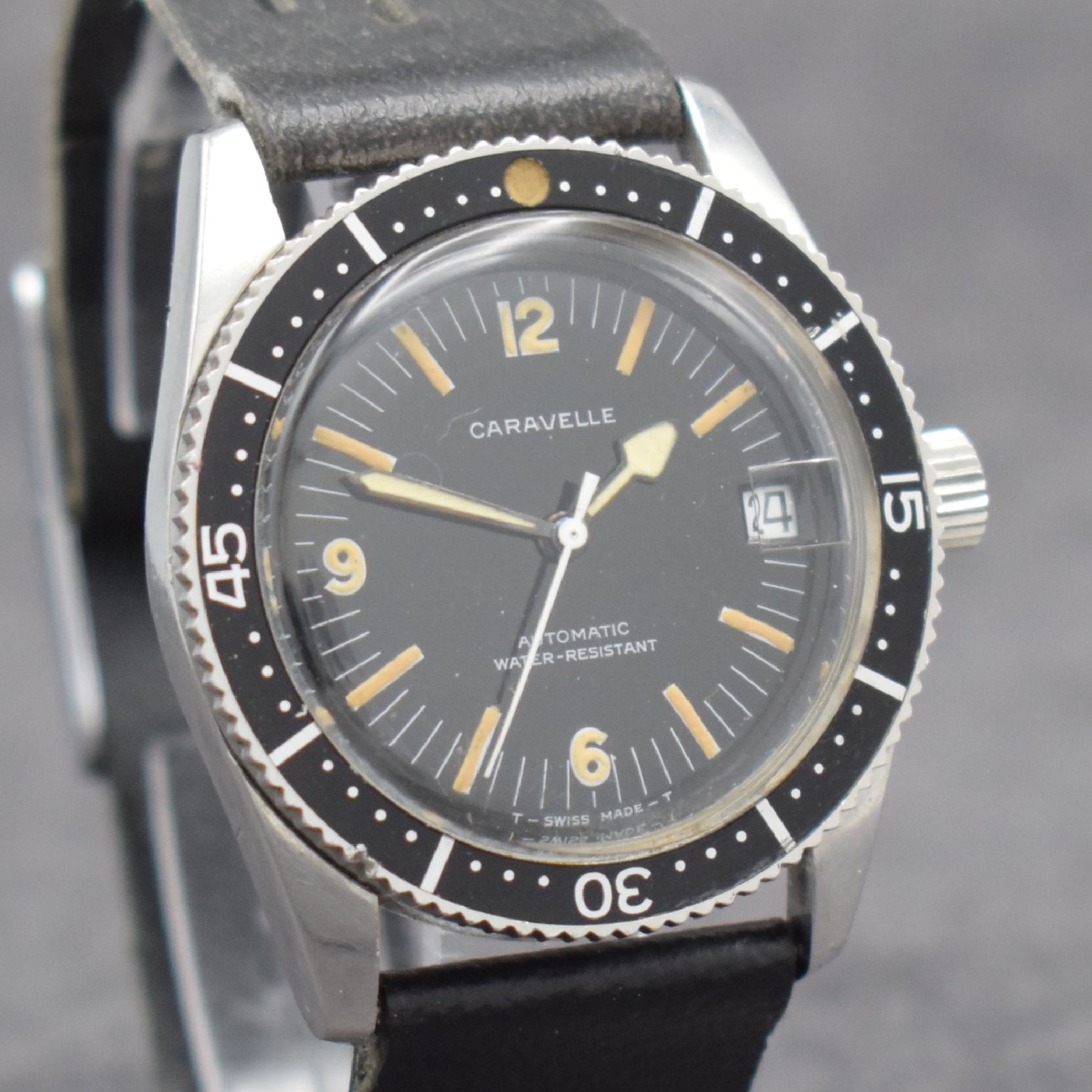Detail e: CARAVELLE seltene Herrenarmbanduhr, Automatik, Schweiz um 1967, Ref. 665-1, Edelstahlgeh. inkl. Lederband, Boden verschr., Lünette m. 60er Teilung ...