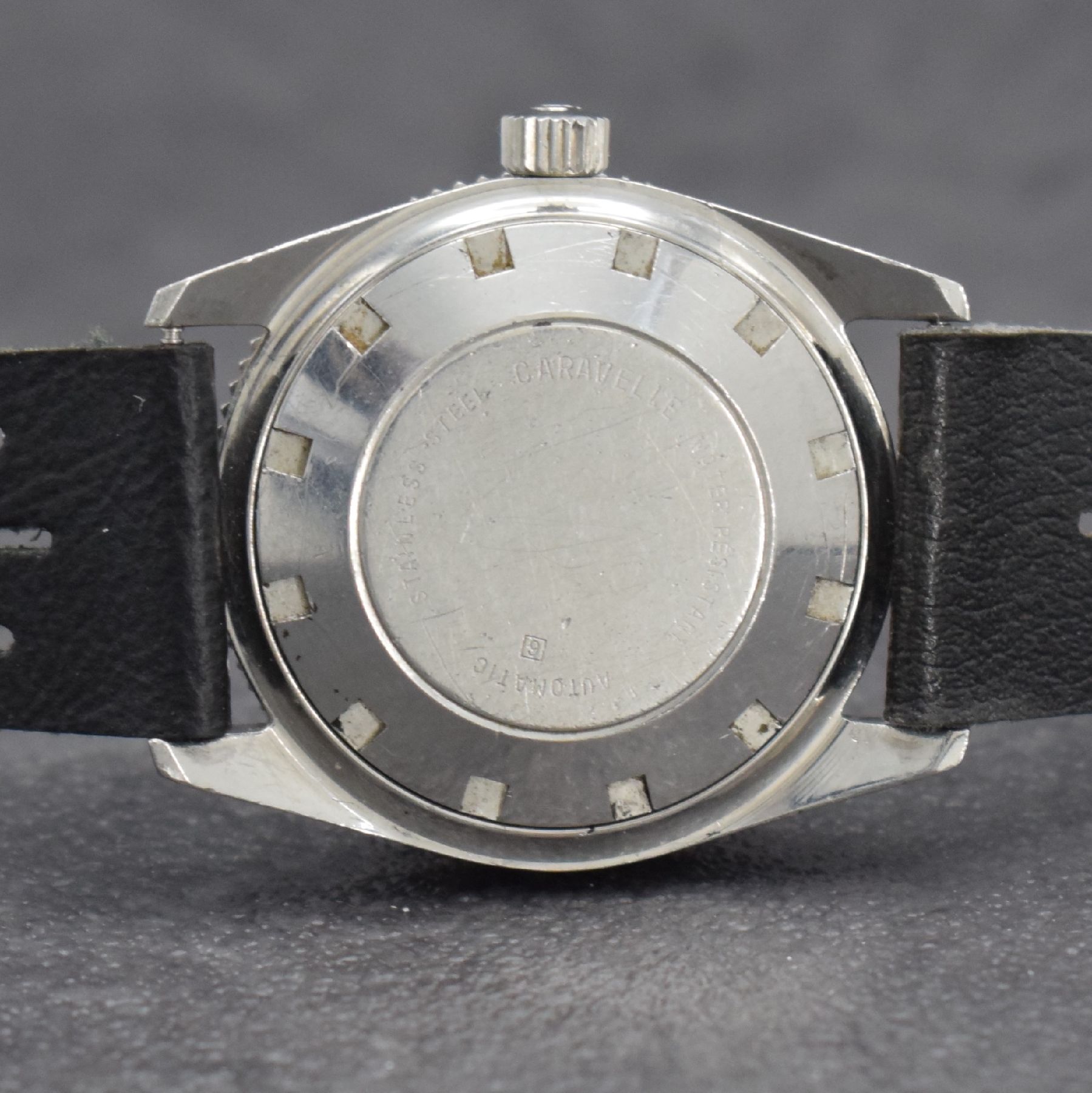 Detail g: CARAVELLE seltene Herrenarmbanduhr, Automatik, Schweiz um 1967, Ref. 665-1, Edelstahlgeh. inkl. Lederband, Boden verschr., Lünette m. 60er Teilung ...