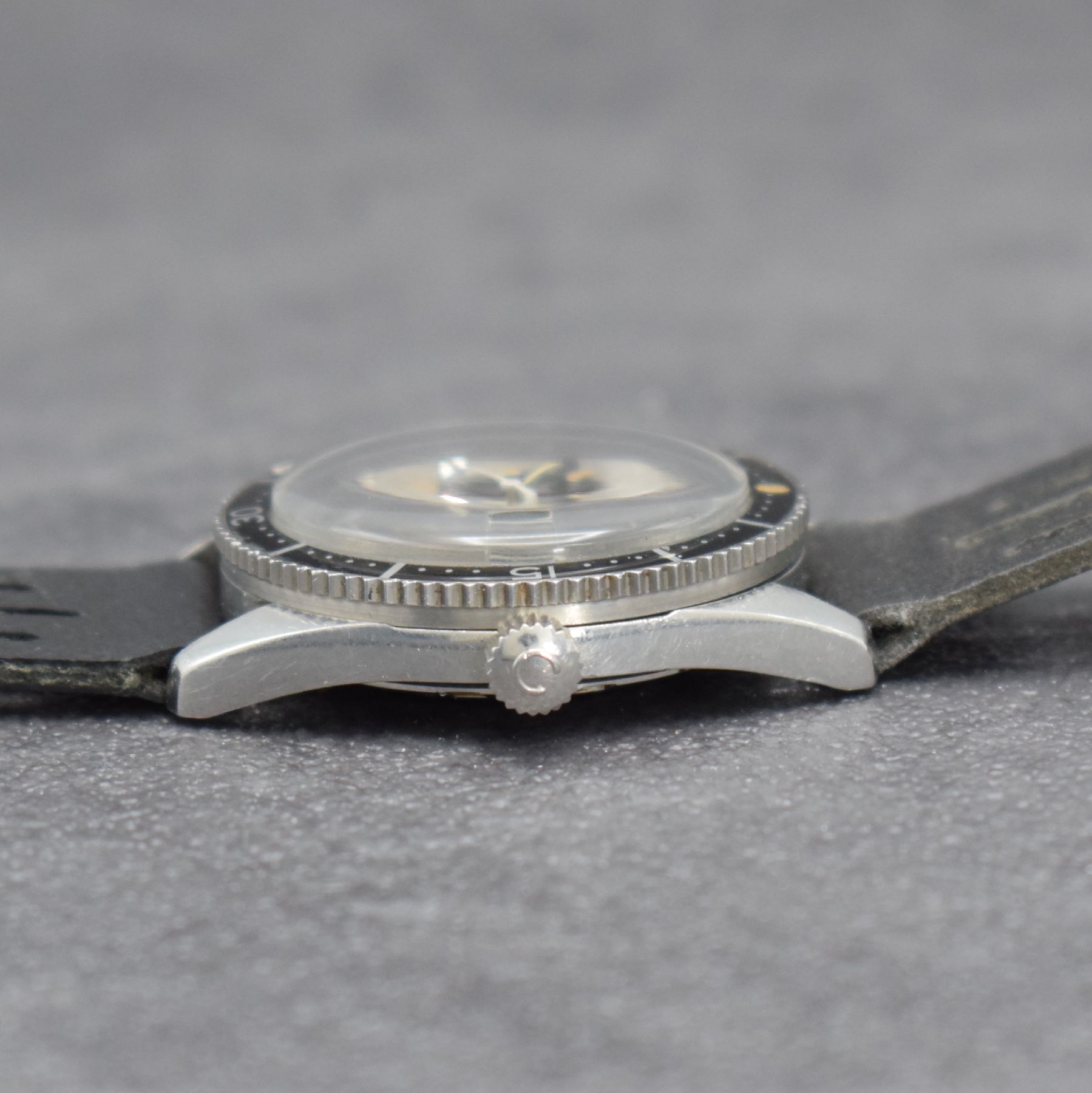 Detail h: CARAVELLE seltene Herrenarmbanduhr, Automatik, Schweiz um 1967, Ref. 665-1, Edelstahlgeh. inkl. Lederband, Boden verschr., Lünette m. 60er Teilung ...