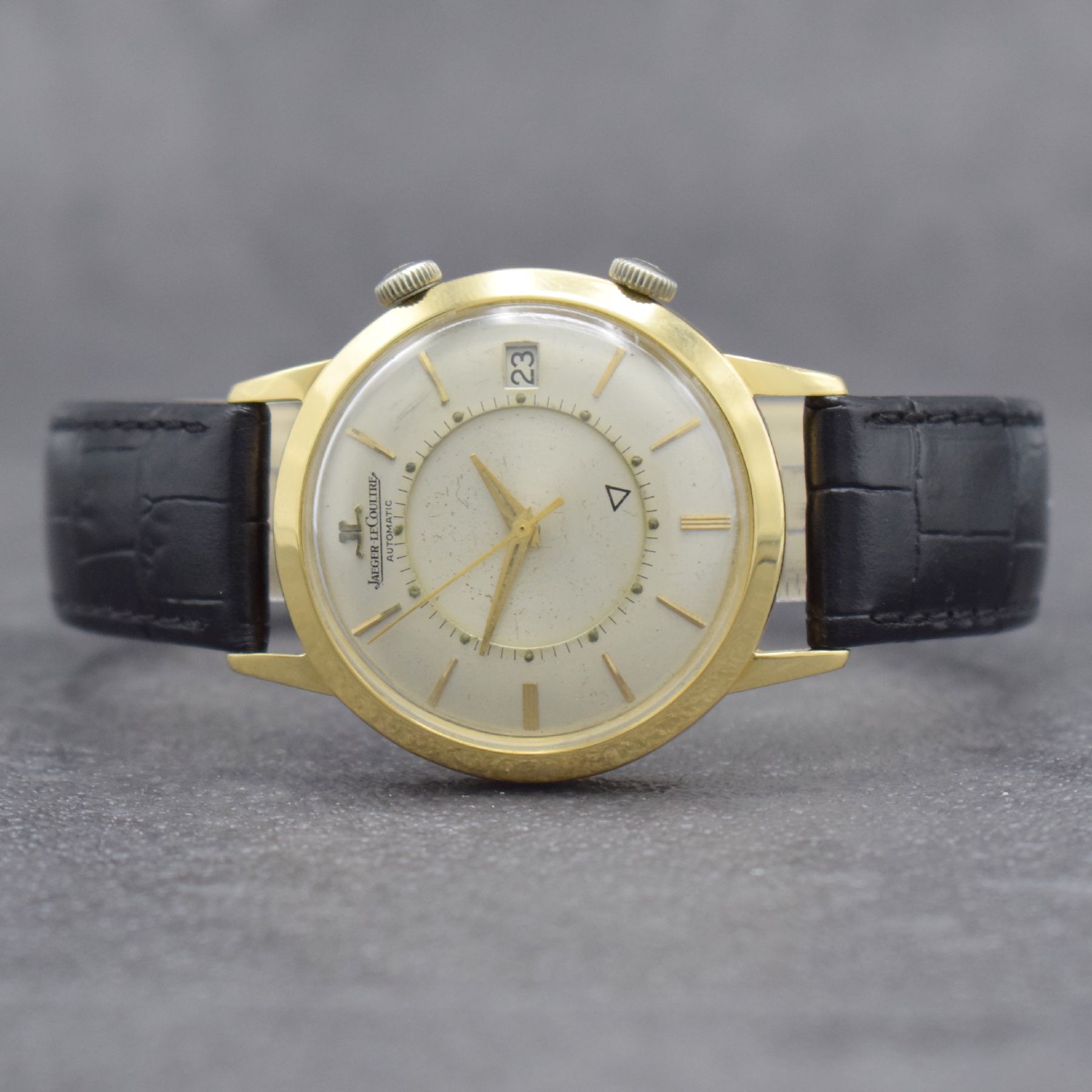 Jaeger-LeCoultre Memovox seltene Herrenarmbanduhr in GG 750/000 Referenz 855, Hammerautomatik, Schweiz um 1970, Boden verschr., silb. Zifferbl. m. ...