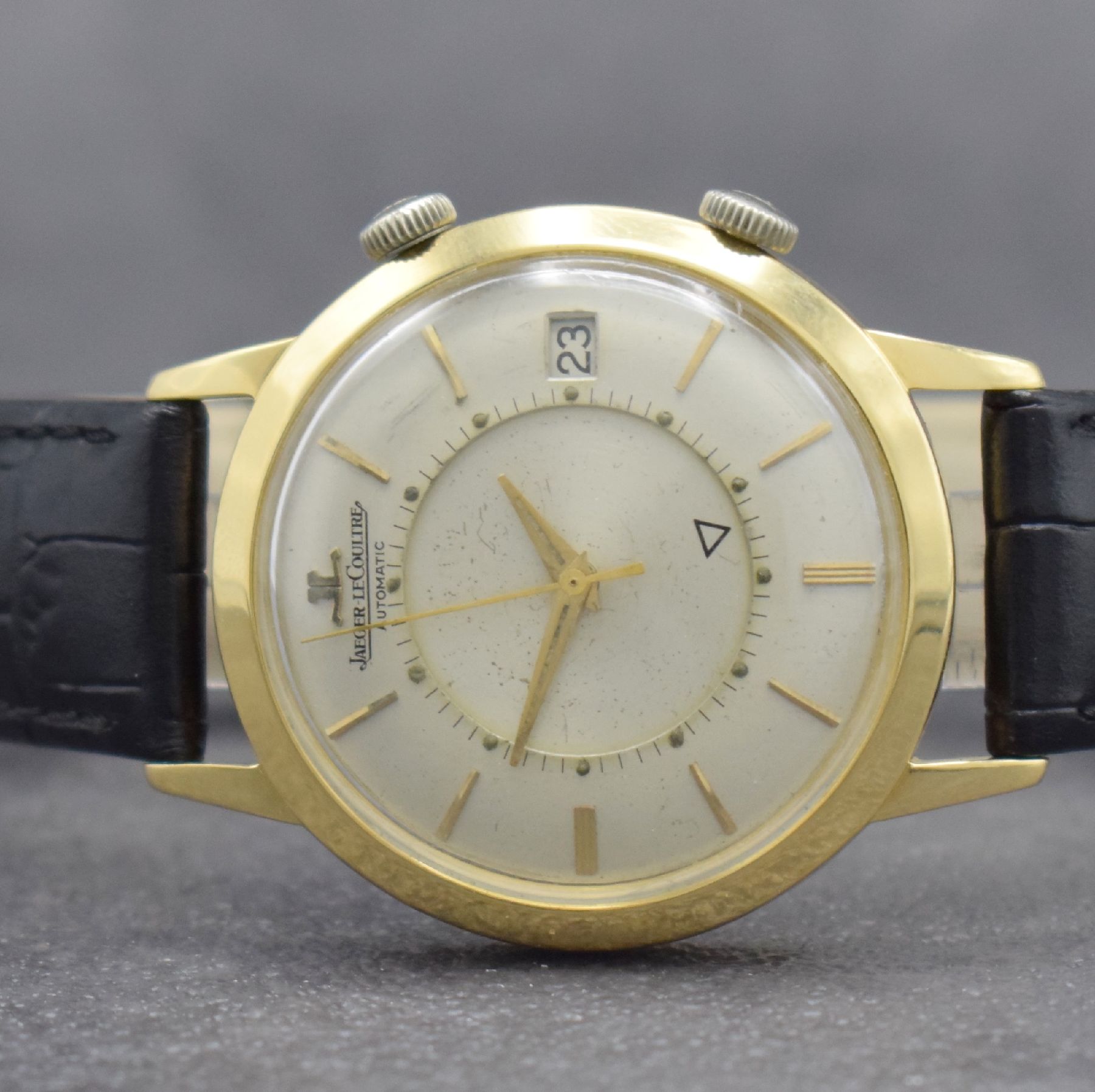 Detail a: Jaeger-LeCoultre Memovox seltene Herrenarmbanduhr in GG 750/000 Referenz 855, Hammerautomatik, Schweiz um 1970, Boden verschr., silb. Zifferbl. m. ...