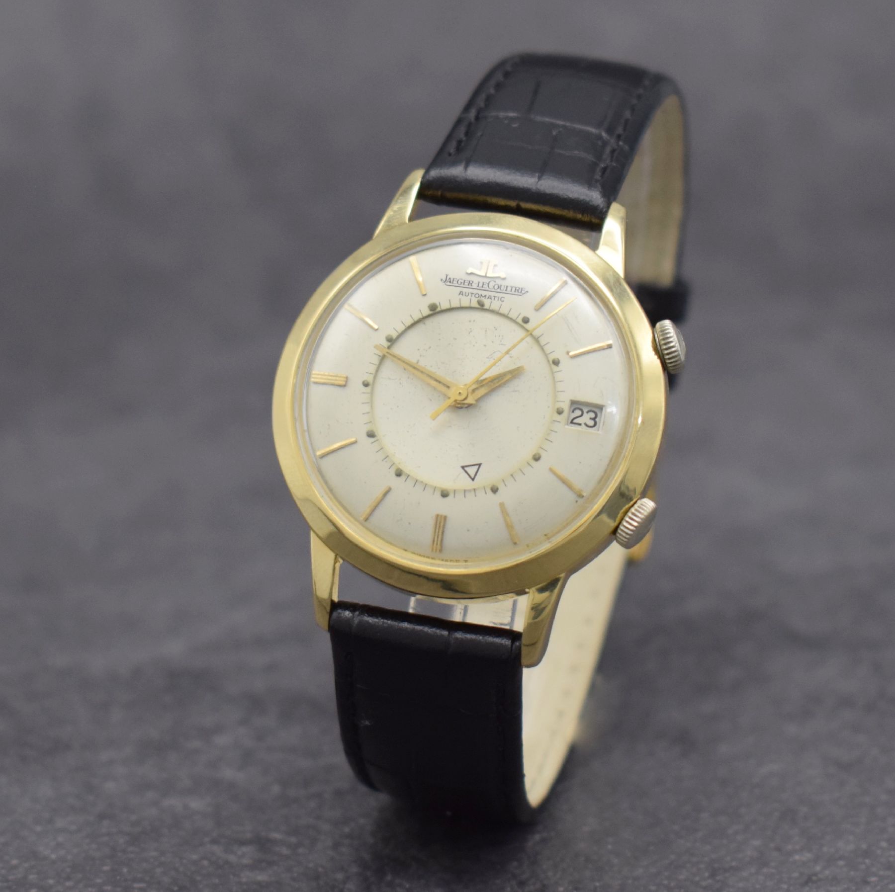 Detail b: Jaeger-LeCoultre Memovox seltene Herrenarmbanduhr in GG 750/000 Referenz 855, Hammerautomatik, Schweiz um 1970, Boden verschr., silb. Zifferbl. m. ...