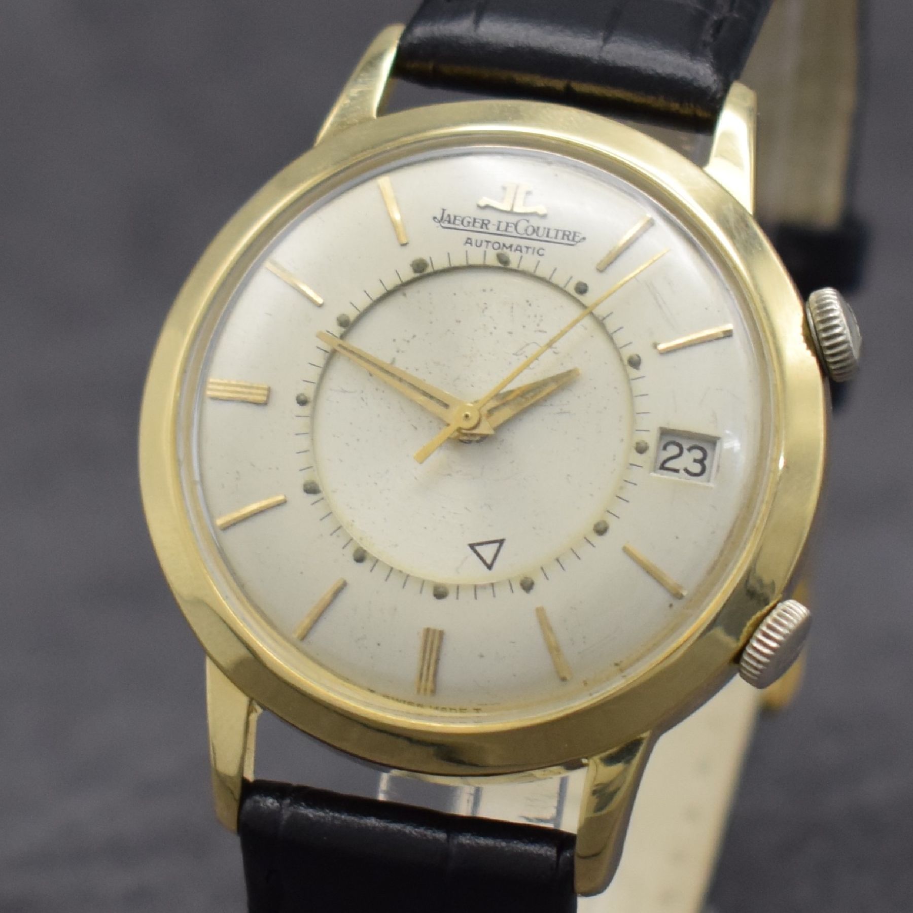 Detail c: Jaeger-LeCoultre Memovox seltene Herrenarmbanduhr in GG 750/000 Referenz 855, Hammerautomatik, Schweiz um 1970, Boden verschr., silb. Zifferbl. m. ...