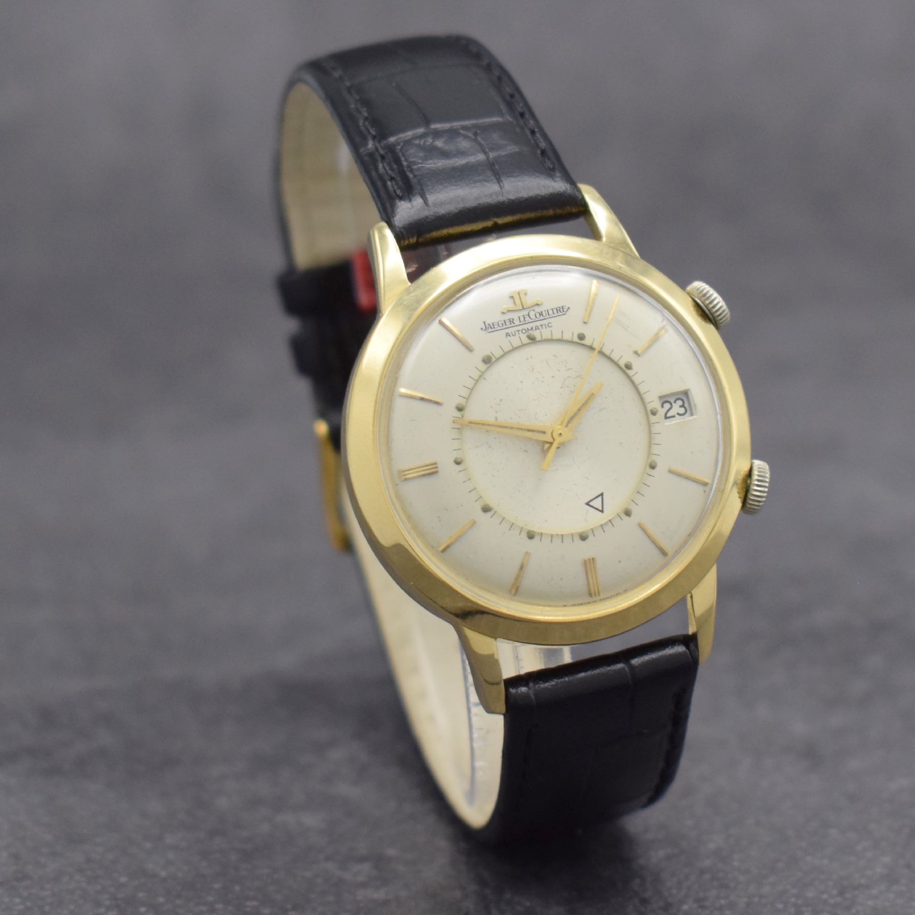 Detail d: Jaeger-LeCoultre Memovox seltene Herrenarmbanduhr in GG 750/000 Referenz 855, Hammerautomatik, Schweiz um 1970, Boden verschr., silb. Zifferbl. m. ...