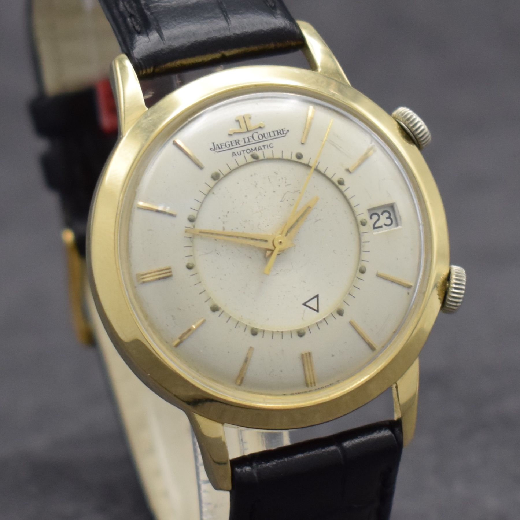 Detail e: Jaeger-LeCoultre Memovox seltene Herrenarmbanduhr in GG 750/000 Referenz 855, Hammerautomatik, Schweiz um 1970, Boden verschr., silb. Zifferbl. m. ...