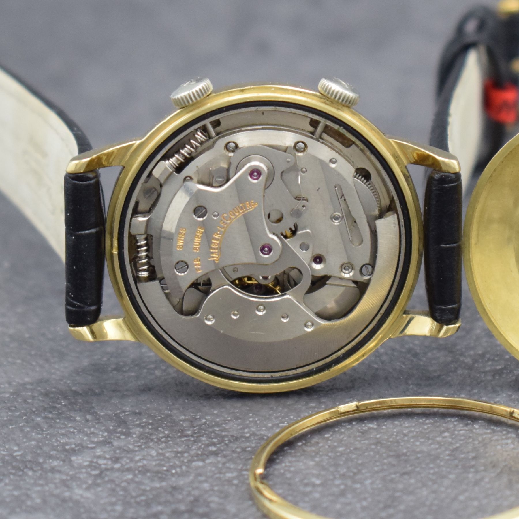 Detail h: Jaeger-LeCoultre Memovox seltene Herrenarmbanduhr in GG 750/000 Referenz 855, Hammerautomatik, Schweiz um 1970, Boden verschr., silb. Zifferbl. m. ...