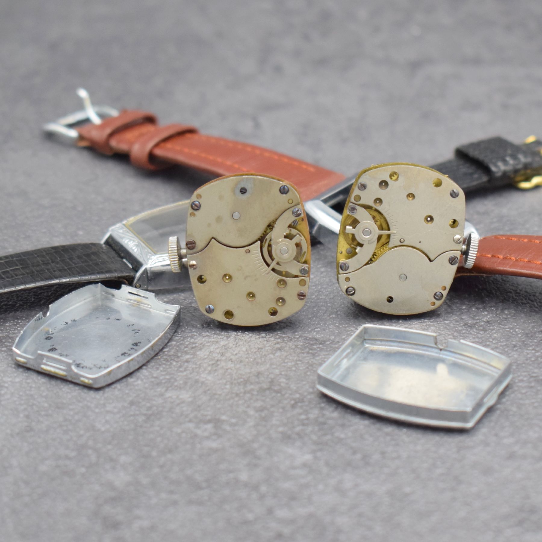 Detail d: Mickey Mouse Set von 2 Armbanduhren der Walt Disney Productions, USA 1940er Jahre, Handaufzug, verchr. Metallgeh. ber., Boden aufgedr., ...
