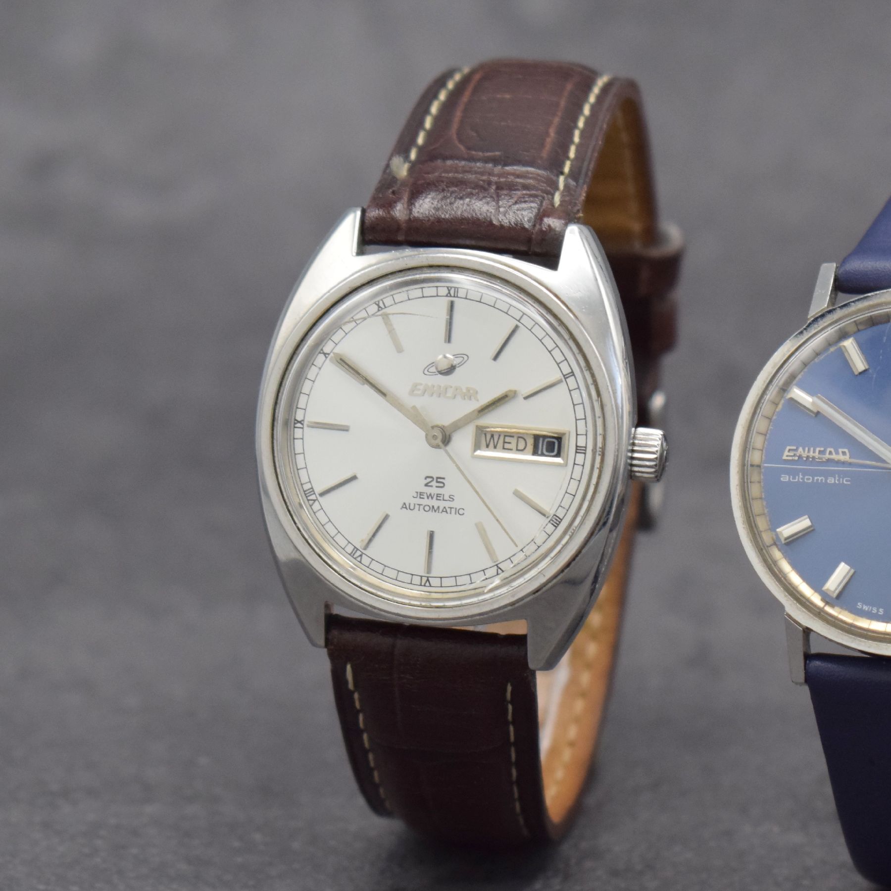 Detail b: Konvolut: 2 Enicar Armbanduhren, beide Automatik, Schweiz 1970er Jahre, Ref. 197-03- 01 & 2167-51-29, Edelstahlgeh., Böden verschr., 1 x blaues ...