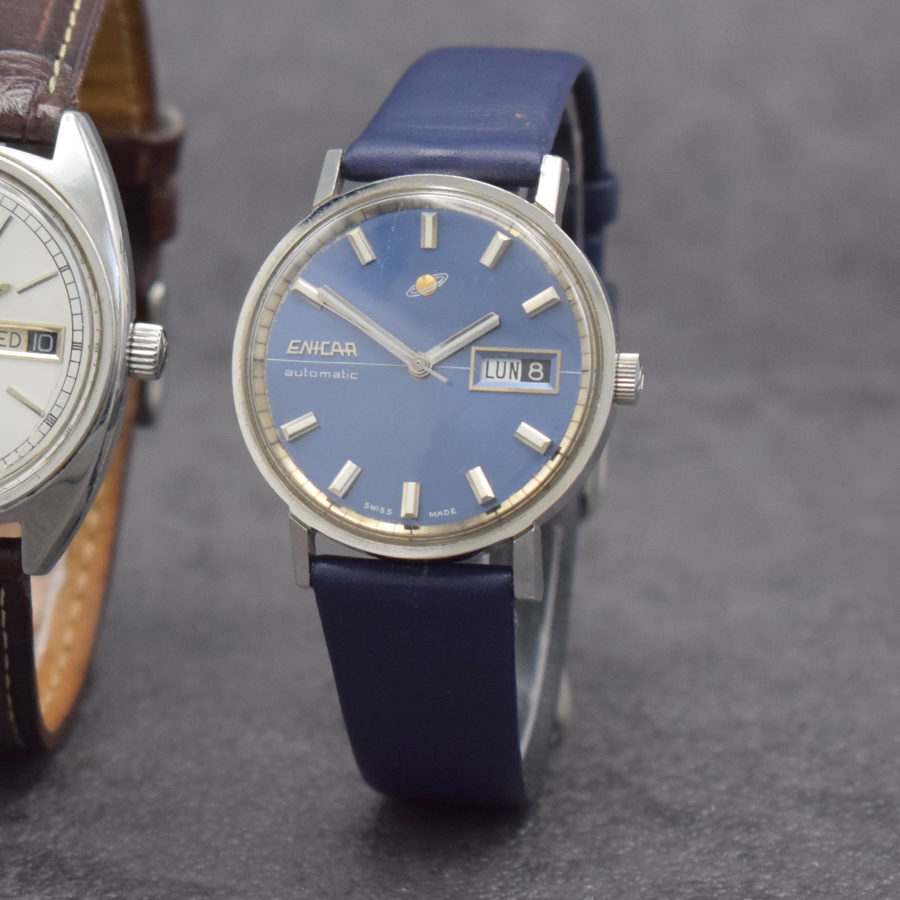 Detail c: Konvolut: 2 Enicar Armbanduhren, beide Automatik, Schweiz 1970er Jahre, Ref. 197-03- 01 & 2167-51-29, Edelstahlgeh., Böden verschr., 1 x blaues ...