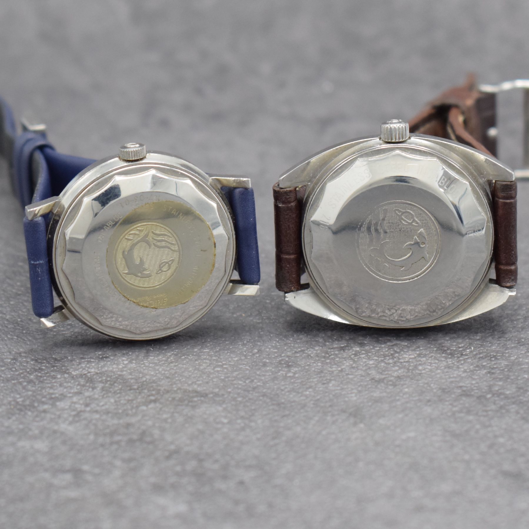 Detail e: Konvolut: 2 Enicar Armbanduhren, beide Automatik, Schweiz 1970er Jahre, Ref. 197-03- 01 & 2167-51-29, Edelstahlgeh., Böden verschr., 1 x blaues ...
