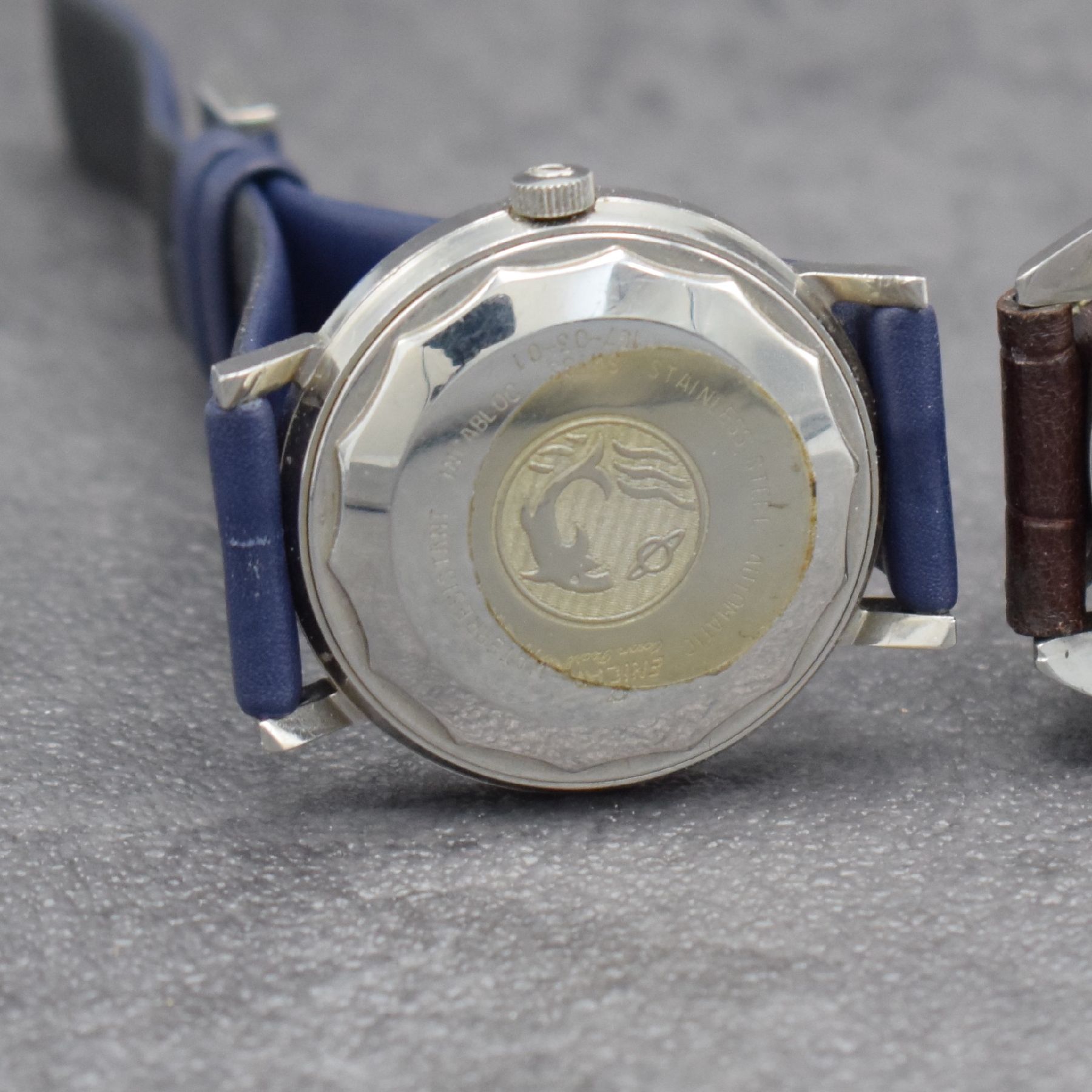 Detail f: Konvolut: 2 Enicar Armbanduhren, beide Automatik, Schweiz 1970er Jahre, Ref. 197-03- 01 & 2167-51-29, Edelstahlgeh., Böden verschr., 1 x blaues ...