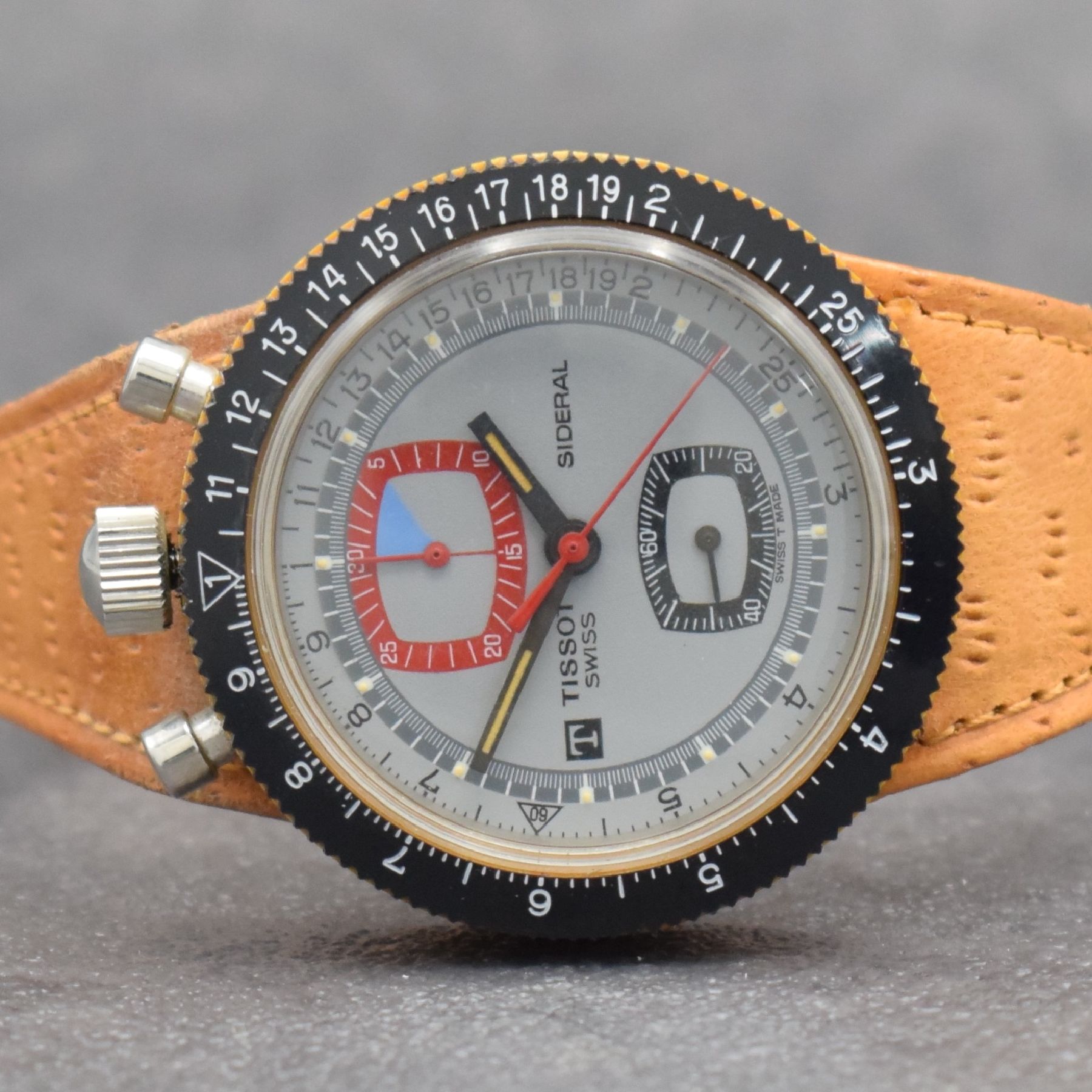 Detail a: TISSOT SIDERAL Herrenarmbanduhr mit Chronograph, Schweiz um 1968, pultförmiges Monocoque Fiberglas-Geh. m. integr. orig. Lederband & orig. ...