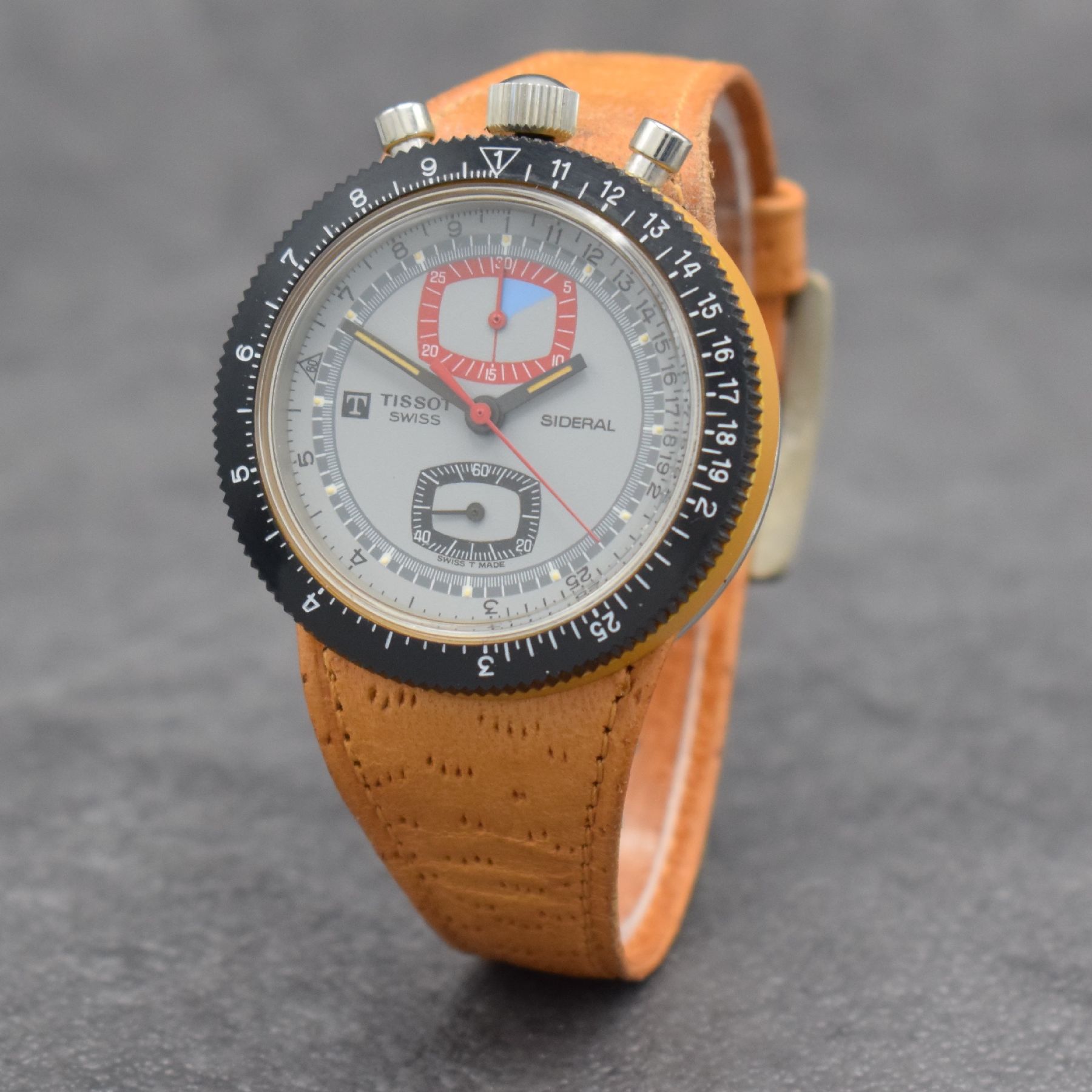 Detail b: TISSOT SIDERAL Herrenarmbanduhr mit Chronograph, Schweiz um 1968, pultförmiges Monocoque Fiberglas-Geh. m. integr. orig. Lederband & orig. ...