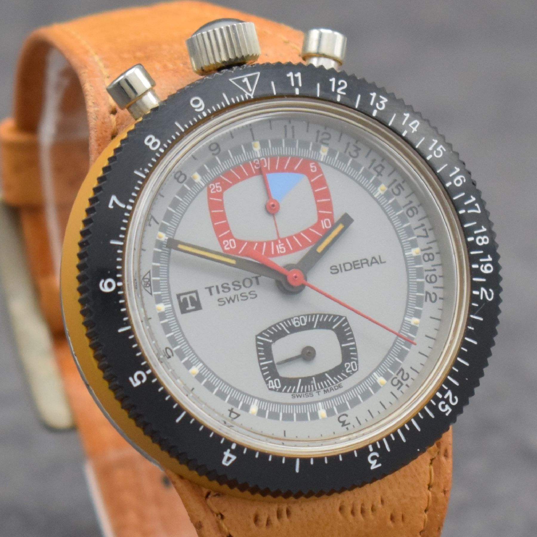Detail e: TISSOT SIDERAL Herrenarmbanduhr mit Chronograph, Schweiz um 1968, pultförmiges Monocoque Fiberglas-Geh. m. integr. orig. Lederband & orig. ...
