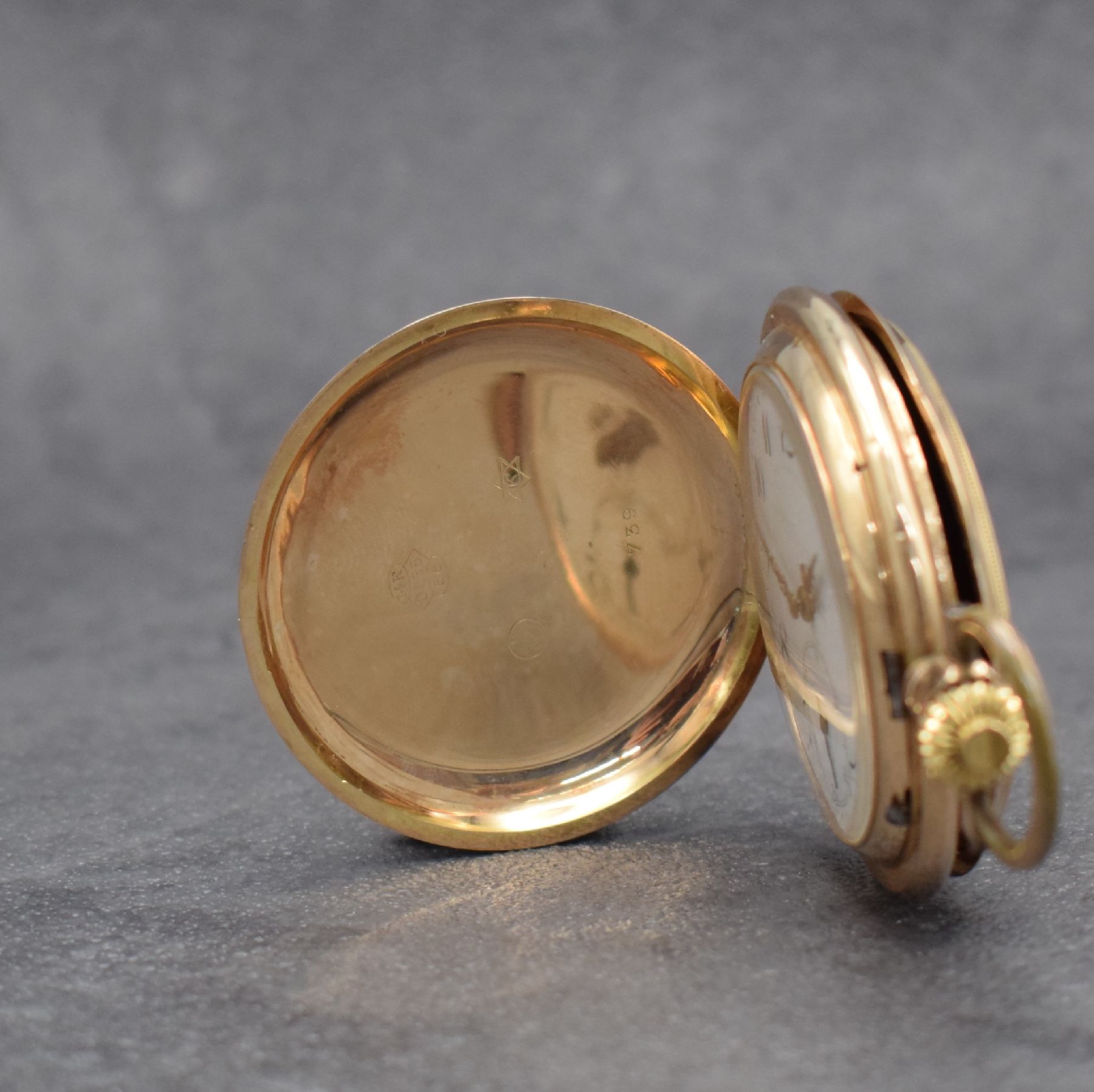 Detail a: SYSTEME GLASHÜTTE Savonette in RG 585/000, Schweiz um 1900, 2-Deckel Goldgeh. dell., Sprungdeckel m. Monogramm, Emailzifferbl. m. arab. Zahlen ...