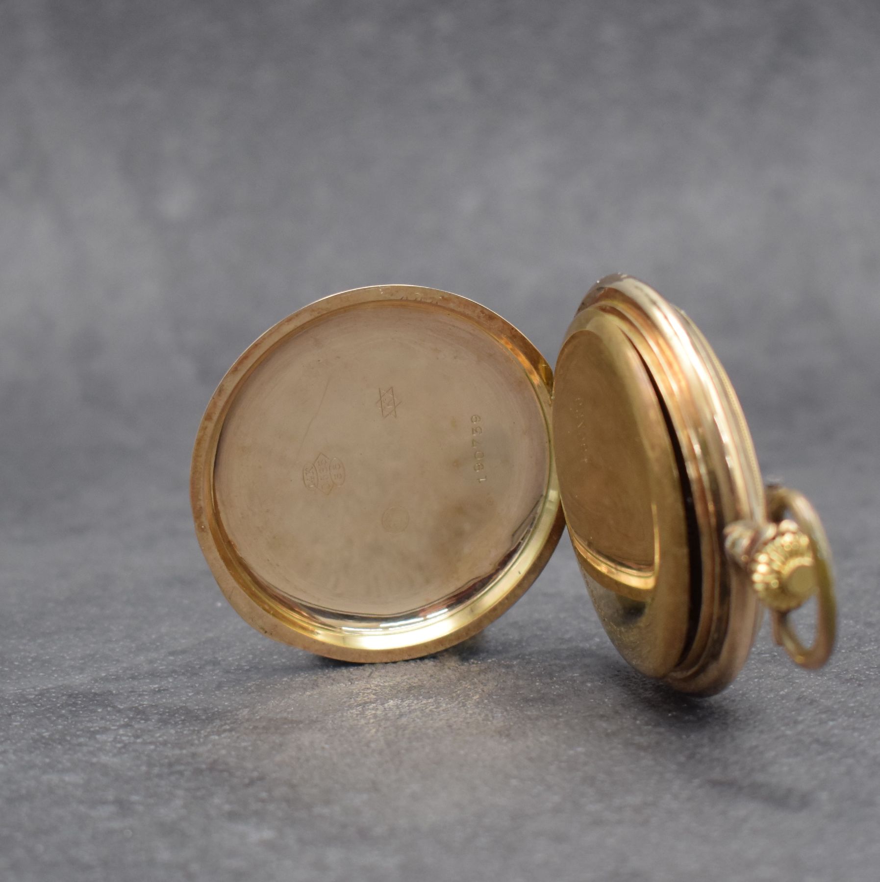 Detail d: SYSTEME GLASHÜTTE Savonette in RG 585/000, Schweiz um 1900, 2-Deckel Goldgeh. dell., Sprungdeckel m. Monogramm, Emailzifferbl. m. arab. Zahlen ...
