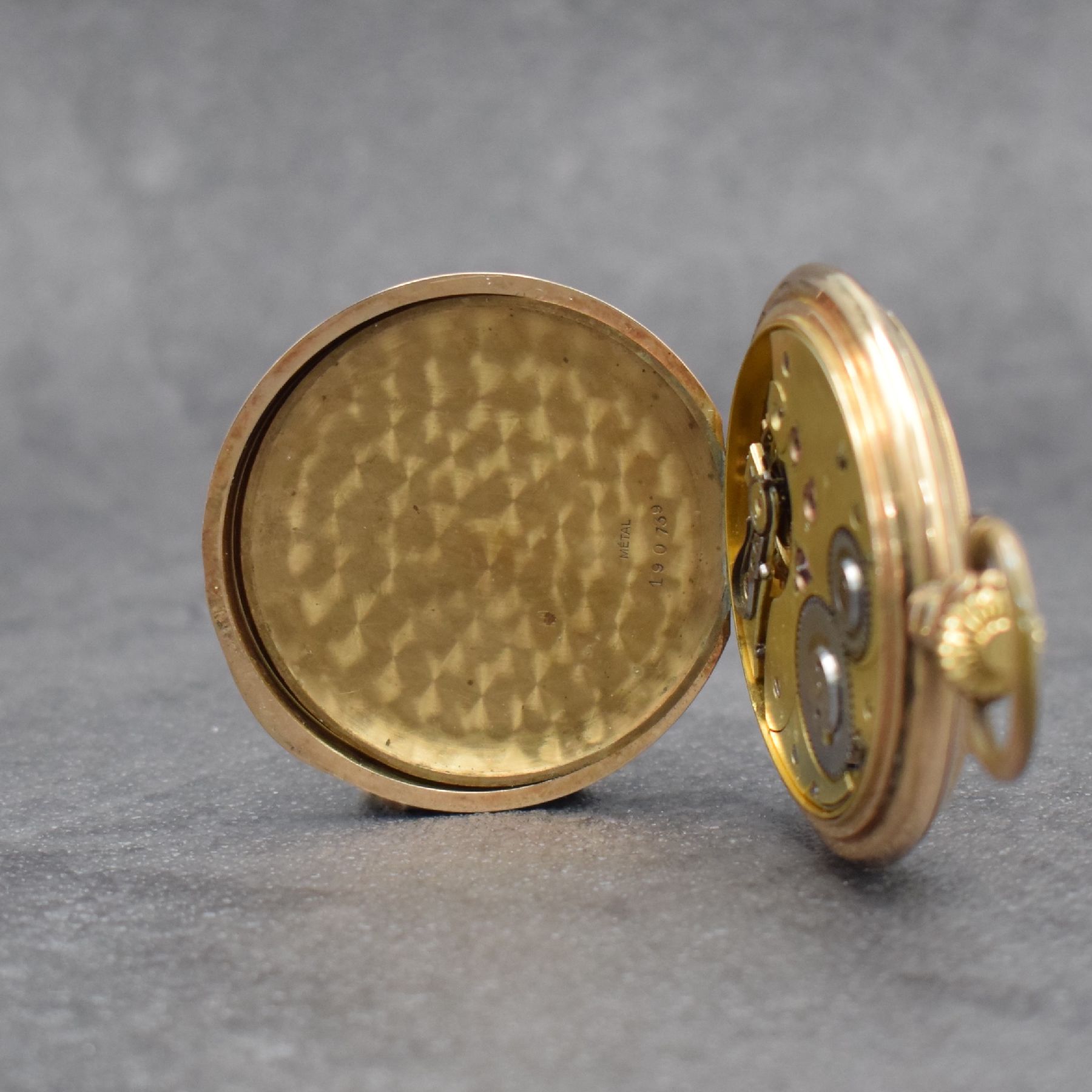 Detail f: SYSTEME GLASHÜTTE Savonette in RG 585/000, Schweiz um 1900, 2-Deckel Goldgeh. dell., Sprungdeckel m. Monogramm, Emailzifferbl. m. arab. Zahlen ...