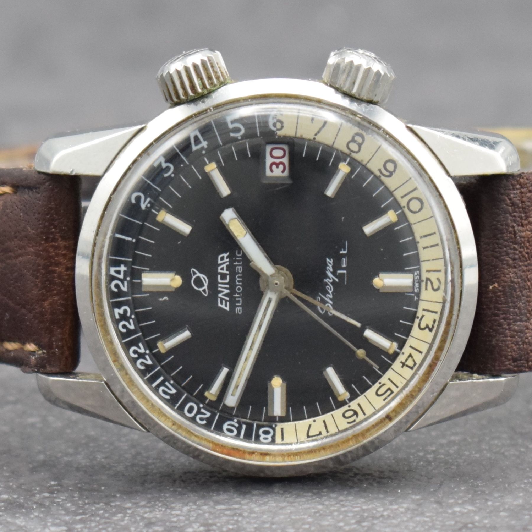 Detail a: ENICAR Armbanduhr Modell Sherpa Jet, Automatik, Schweiz um 1962, Edelstahlgeh., Boden mit Bajonette-Verschluß, schwarzes Kontrastzifferbl. m. ...