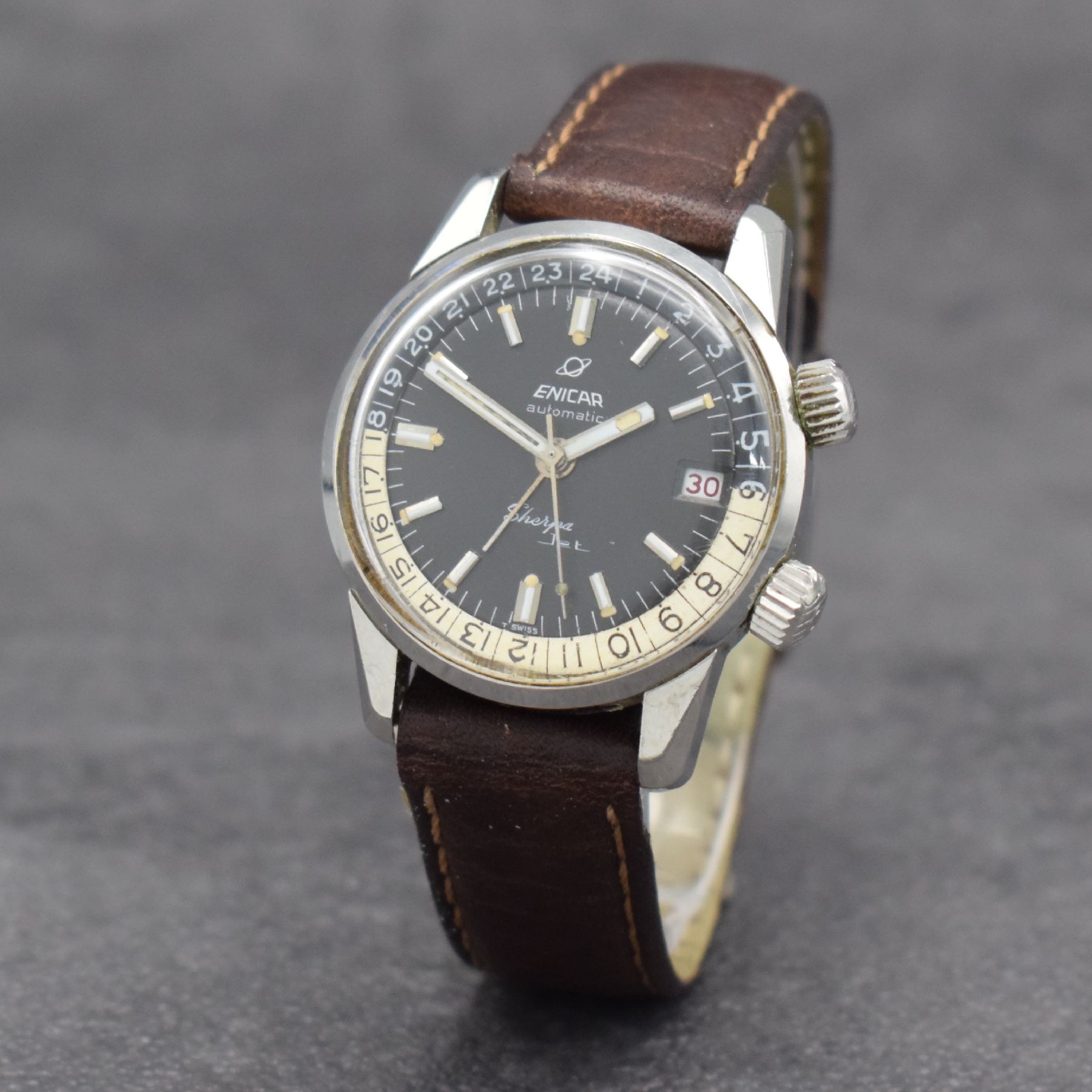 Detail b: ENICAR Armbanduhr Modell Sherpa Jet, Automatik, Schweiz um 1962, Edelstahlgeh., Boden mit Bajonette-Verschluß, schwarzes Kontrastzifferbl. m. ...