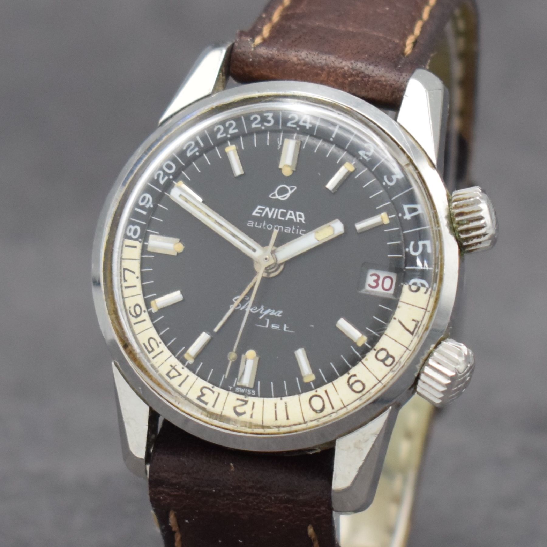 Detail c: ENICAR Armbanduhr Modell Sherpa Jet, Automatik, Schweiz um 1962, Edelstahlgeh., Boden mit Bajonette-Verschluß, schwarzes Kontrastzifferbl. m. ...