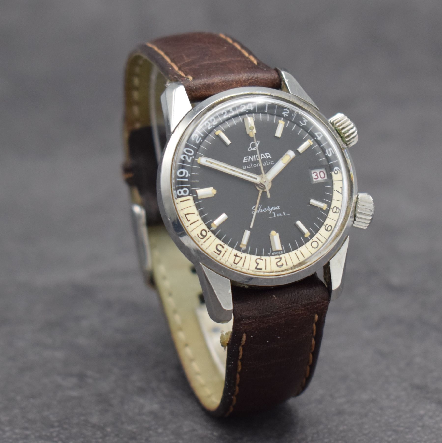 Detail d: ENICAR Armbanduhr Modell Sherpa Jet, Automatik, Schweiz um 1962, Edelstahlgeh., Boden mit Bajonette-Verschluß, schwarzes Kontrastzifferbl. m. ...