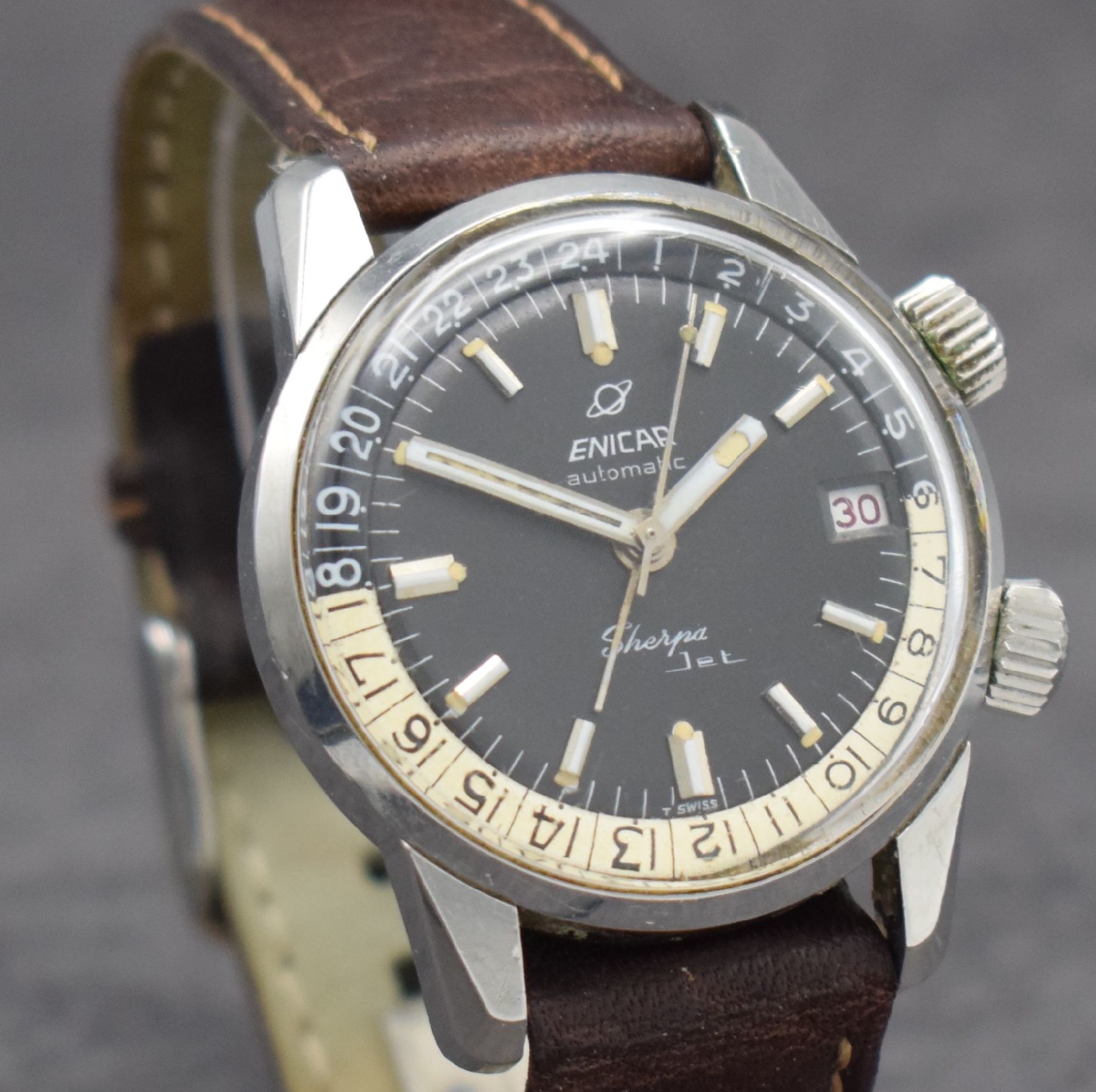 Detail e: ENICAR Armbanduhr Modell Sherpa Jet, Automatik, Schweiz um 1962, Edelstahlgeh., Boden mit Bajonette-Verschluß, schwarzes Kontrastzifferbl. m. ...