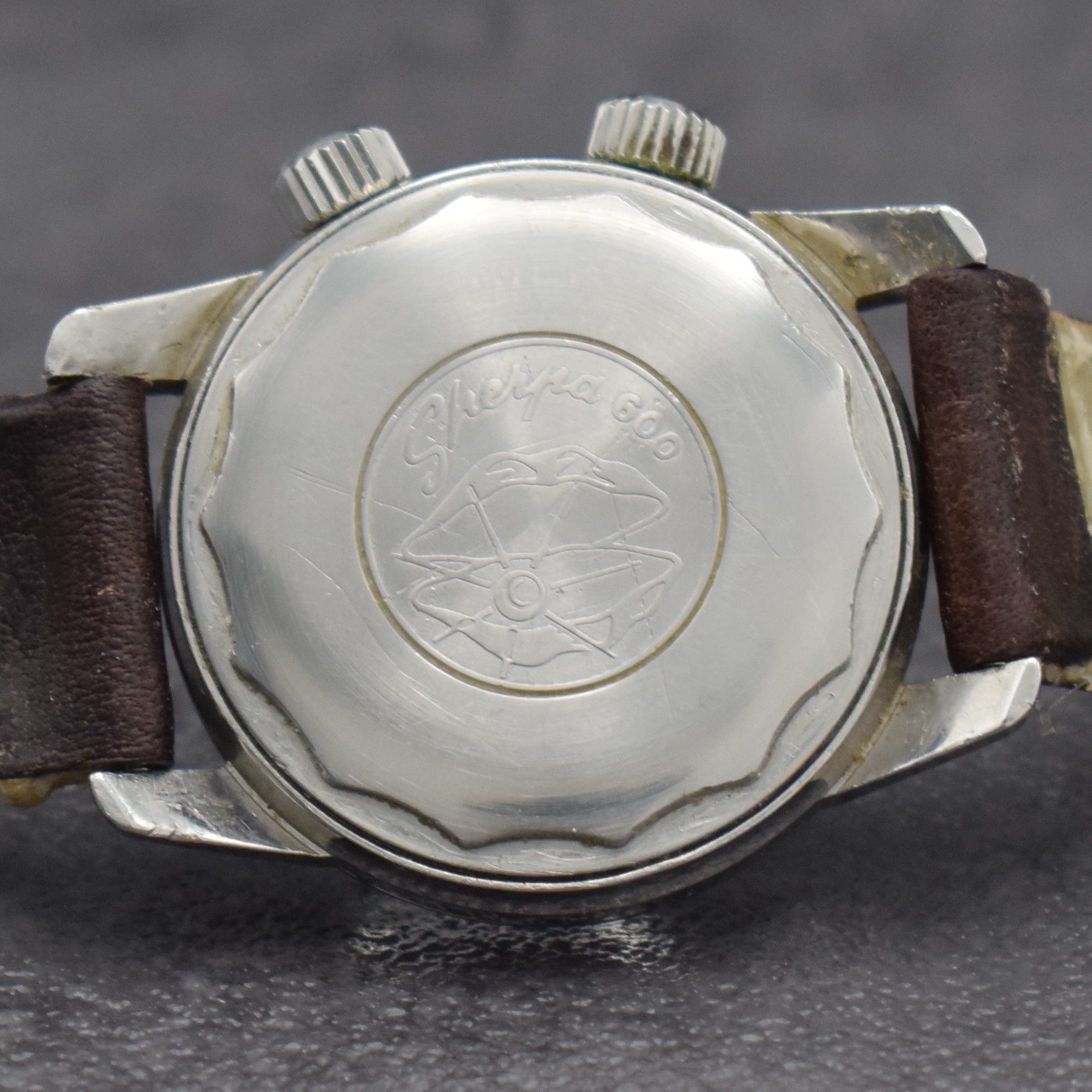 Detail f: ENICAR Armbanduhr Modell Sherpa Jet, Automatik, Schweiz um 1962, Edelstahlgeh., Boden mit Bajonette-Verschluß, schwarzes Kontrastzifferbl. m. ...
