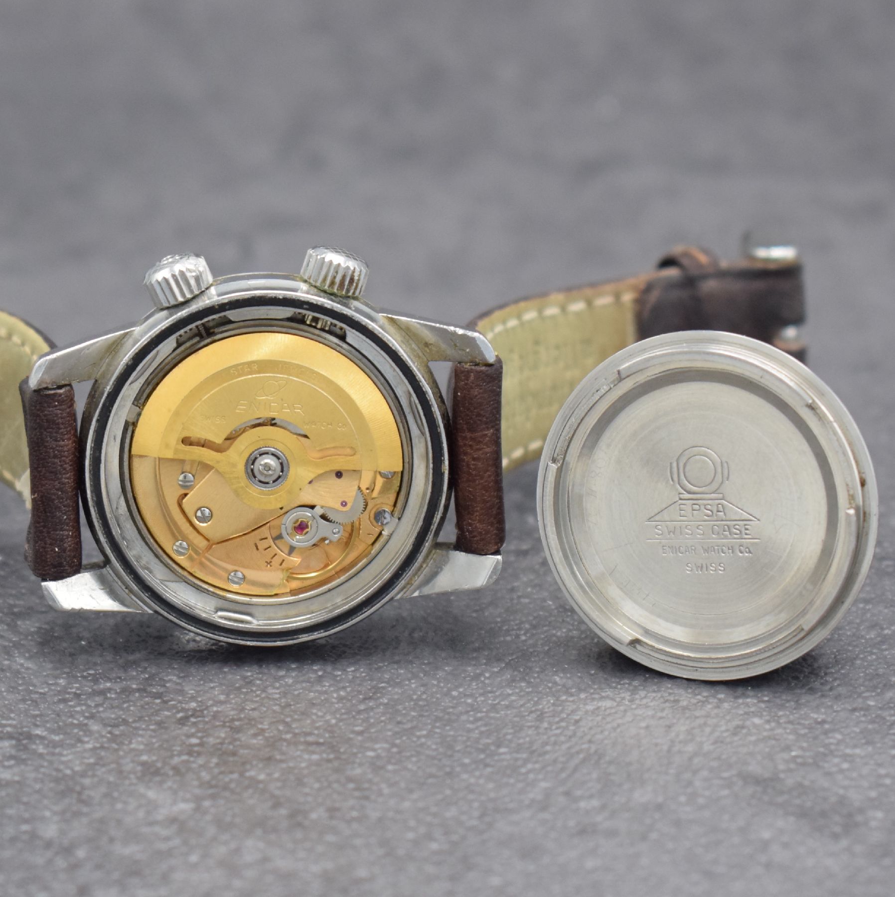 Detail g: ENICAR Armbanduhr Modell Sherpa Jet, Automatik, Schweiz um 1962, Edelstahlgeh., Boden mit Bajonette-Verschluß, schwarzes Kontrastzifferbl. m. ...