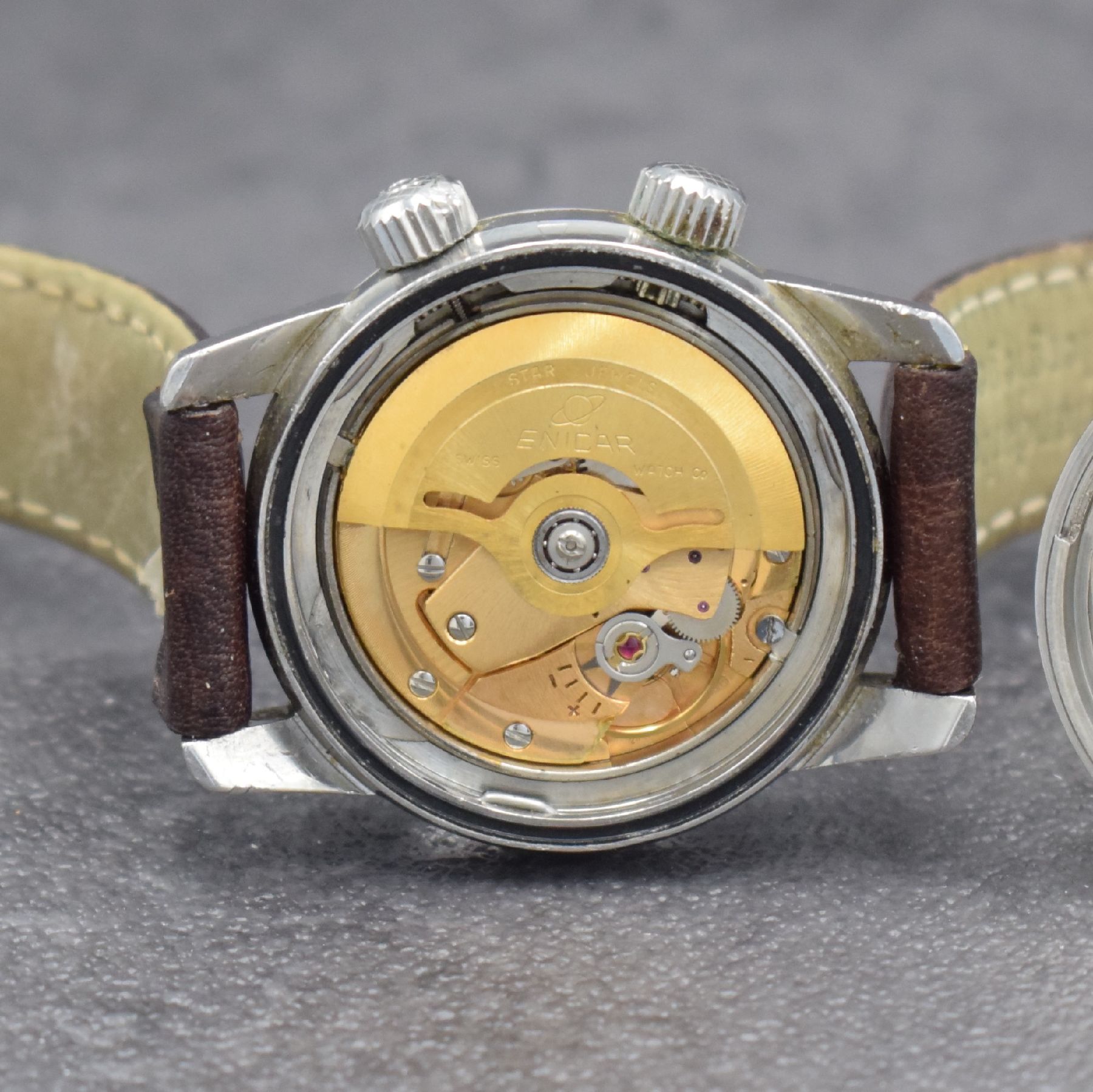 Detail h: ENICAR Armbanduhr Modell Sherpa Jet, Automatik, Schweiz um 1962, Edelstahlgeh., Boden mit Bajonette-Verschluß, schwarzes Kontrastzifferbl. m. ...
