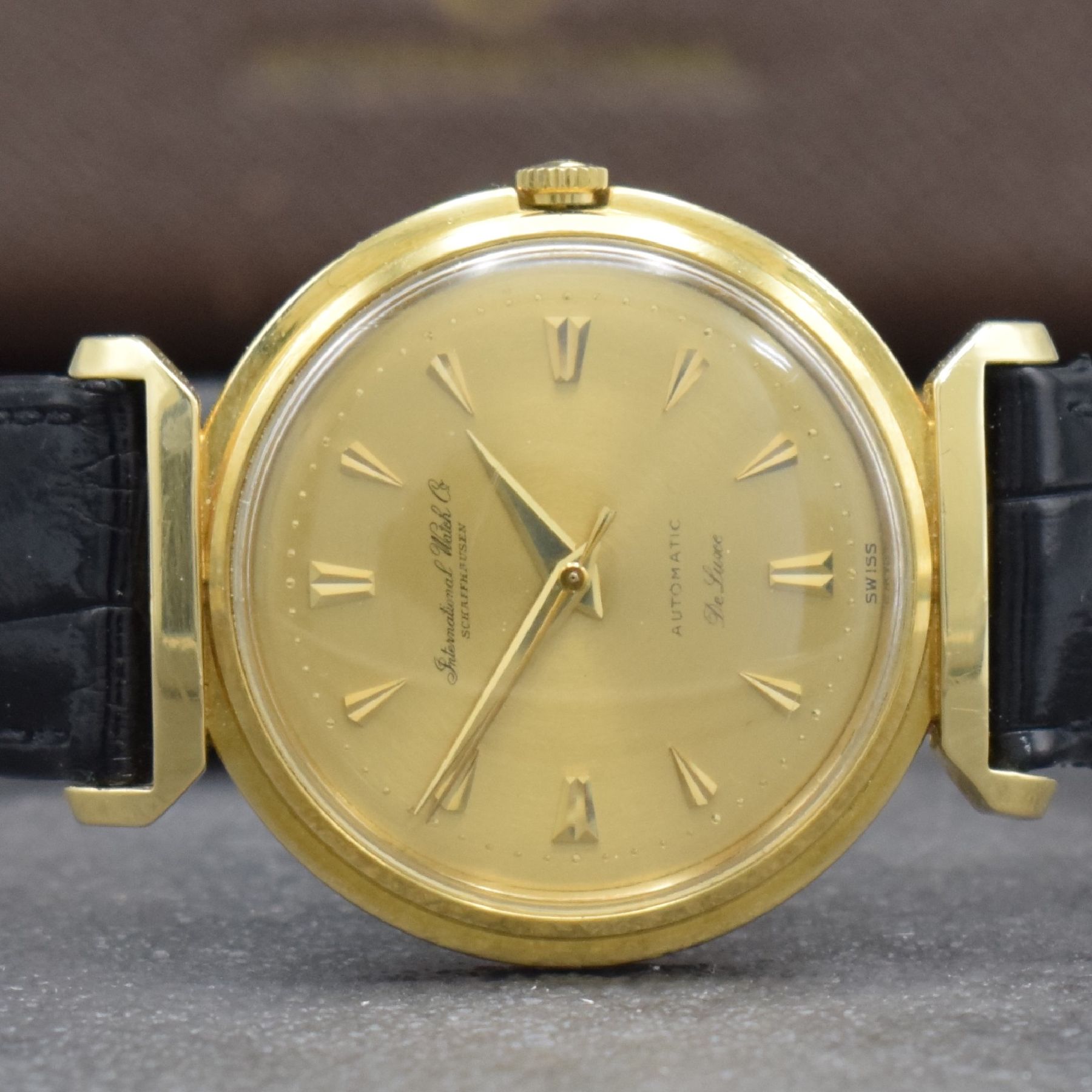 Detail a: IWC Herrenarmbanduhr De Luxe in GG 750/000, Automatik, Schweiz um 1957, Boden aufgedr., gold. Zifferbl. m. aufges. Gold-Std.-Indizes, Gold-Zeiger, ...