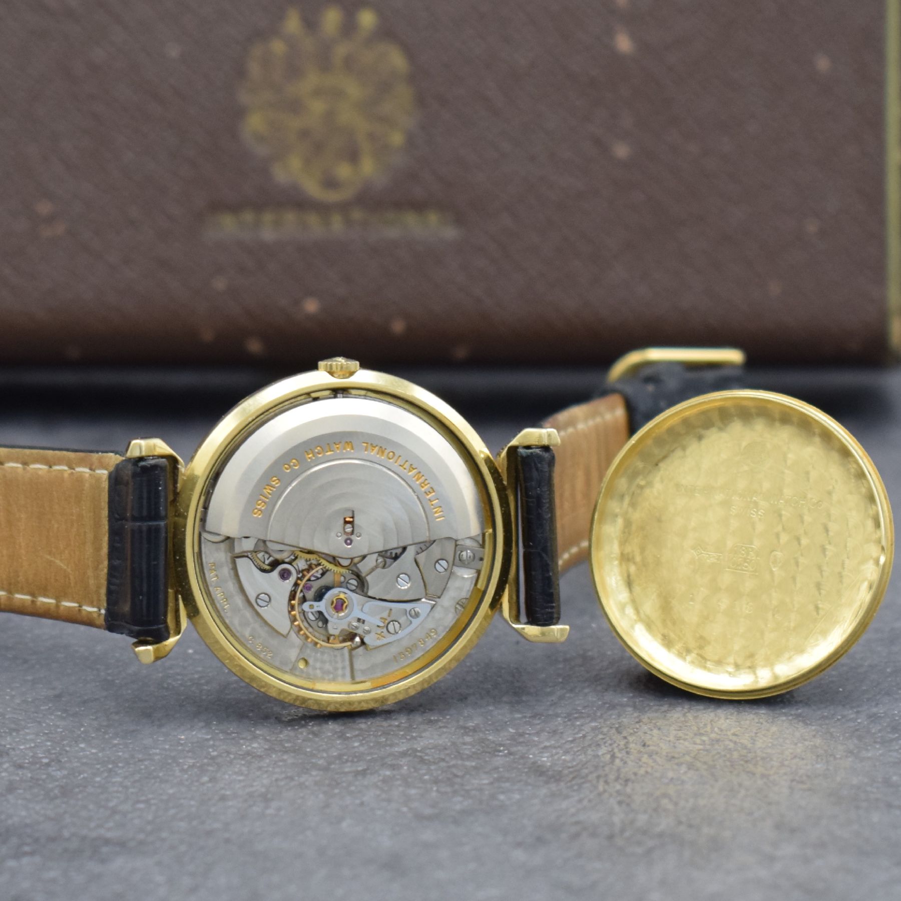 Detail f: IWC Herrenarmbanduhr De Luxe in GG 750/000, Automatik, Schweiz um 1957, Boden aufgedr., gold. Zifferbl. m. aufges. Gold-Std.-Indizes, Gold-Zeiger, ...