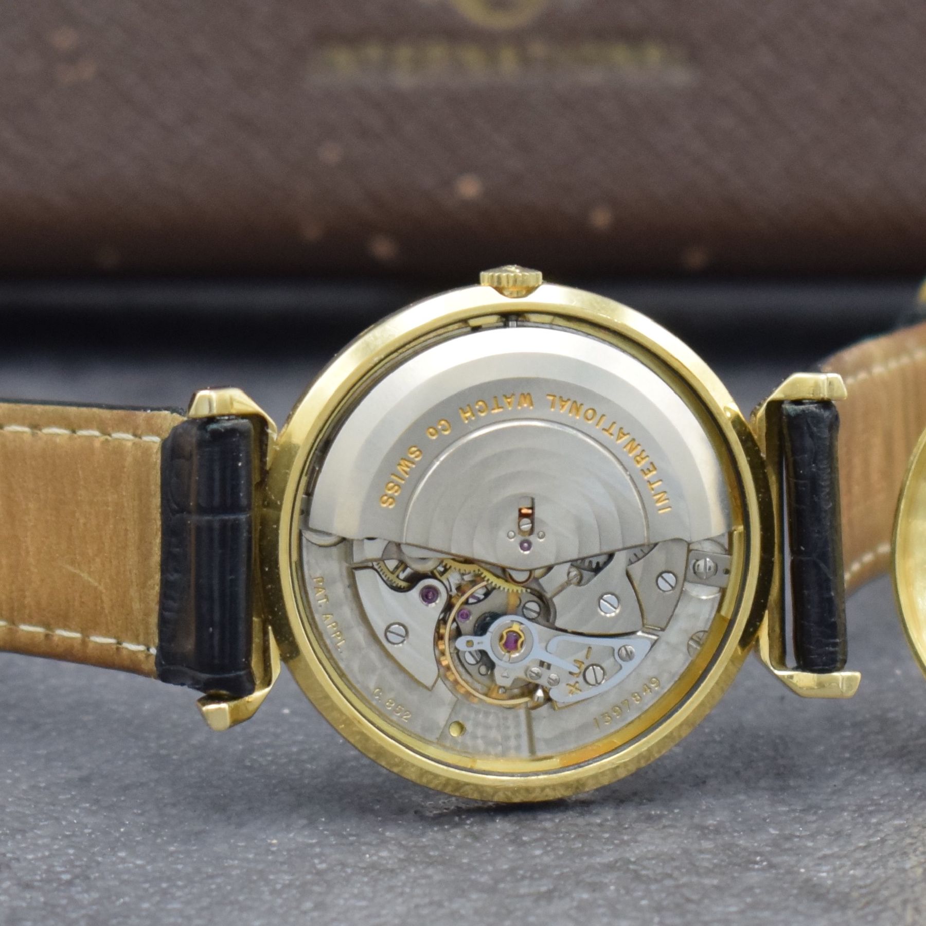 Detail g: IWC Herrenarmbanduhr De Luxe in GG 750/000, Automatik, Schweiz um 1957, Boden aufgedr., gold. Zifferbl. m. aufges. Gold-Std.-Indizes, Gold-Zeiger, ...