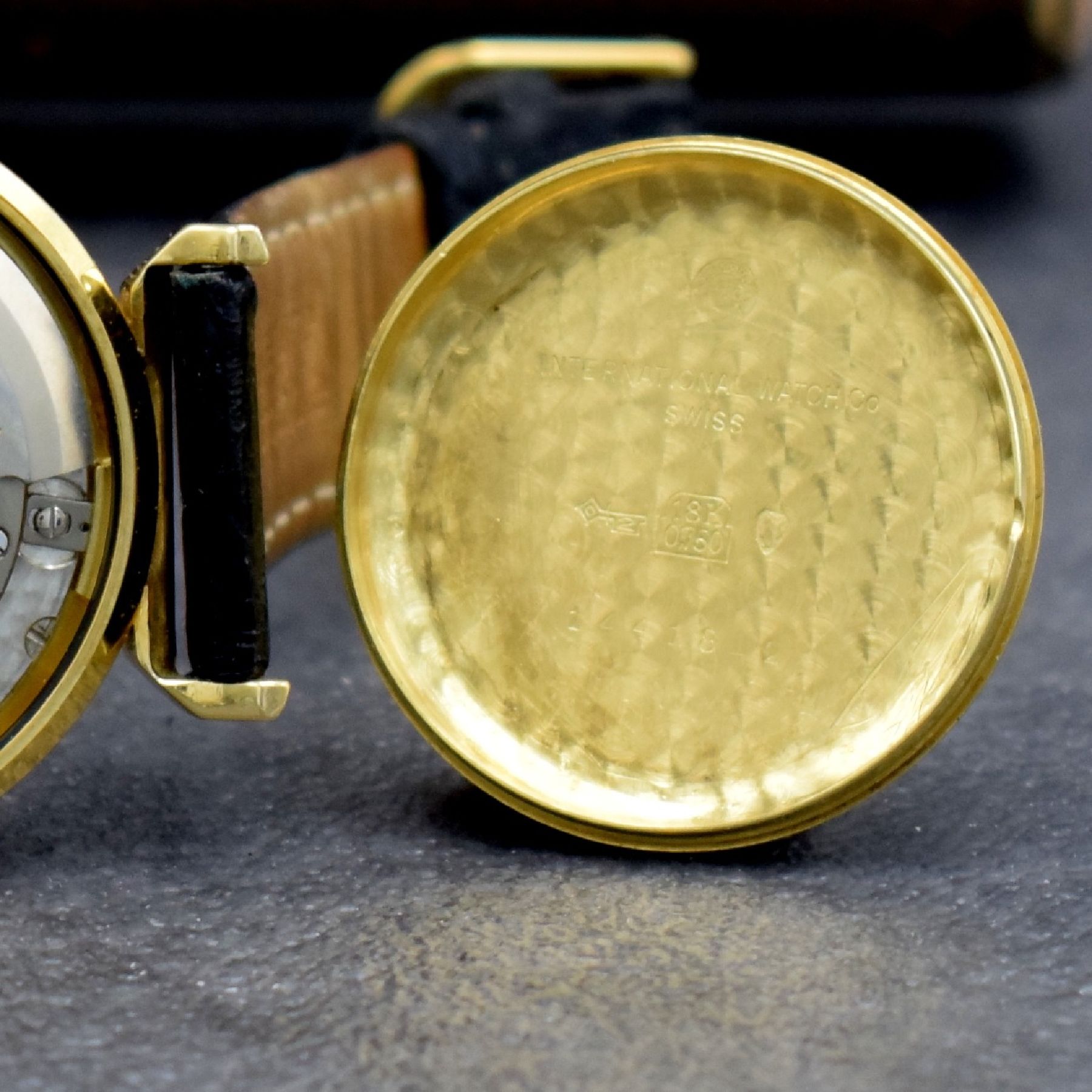 Detail h: IWC Herrenarmbanduhr De Luxe in GG 750/000, Automatik, Schweiz um 1957, Boden aufgedr., gold. Zifferbl. m. aufges. Gold-Std.-Indizes, Gold-Zeiger, ...