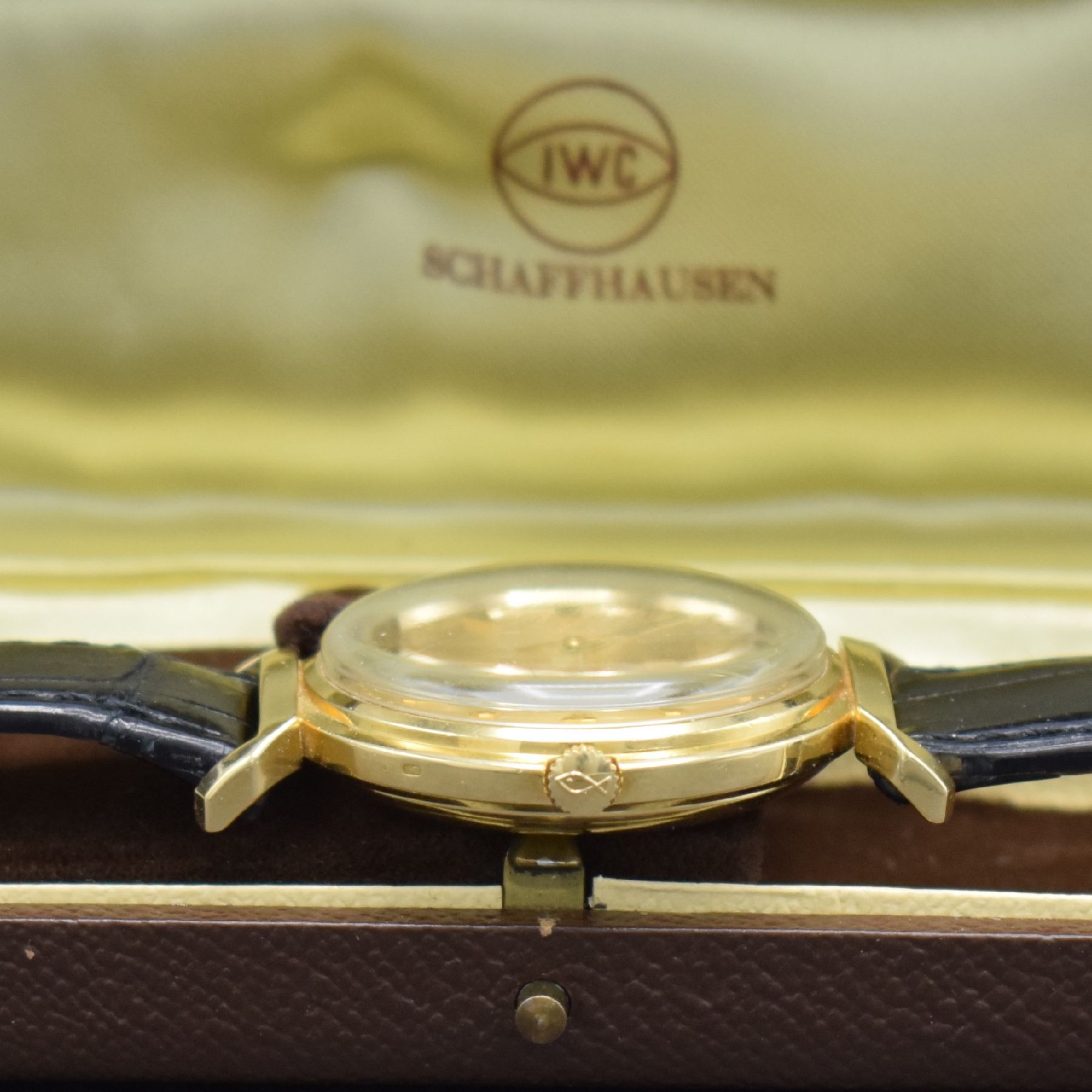 Detail i: IWC Herrenarmbanduhr De Luxe in GG 750/000, Automatik, Schweiz um 1957, Boden aufgedr., gold. Zifferbl. m. aufges. Gold-Std.-Indizes, Gold-Zeiger, ...