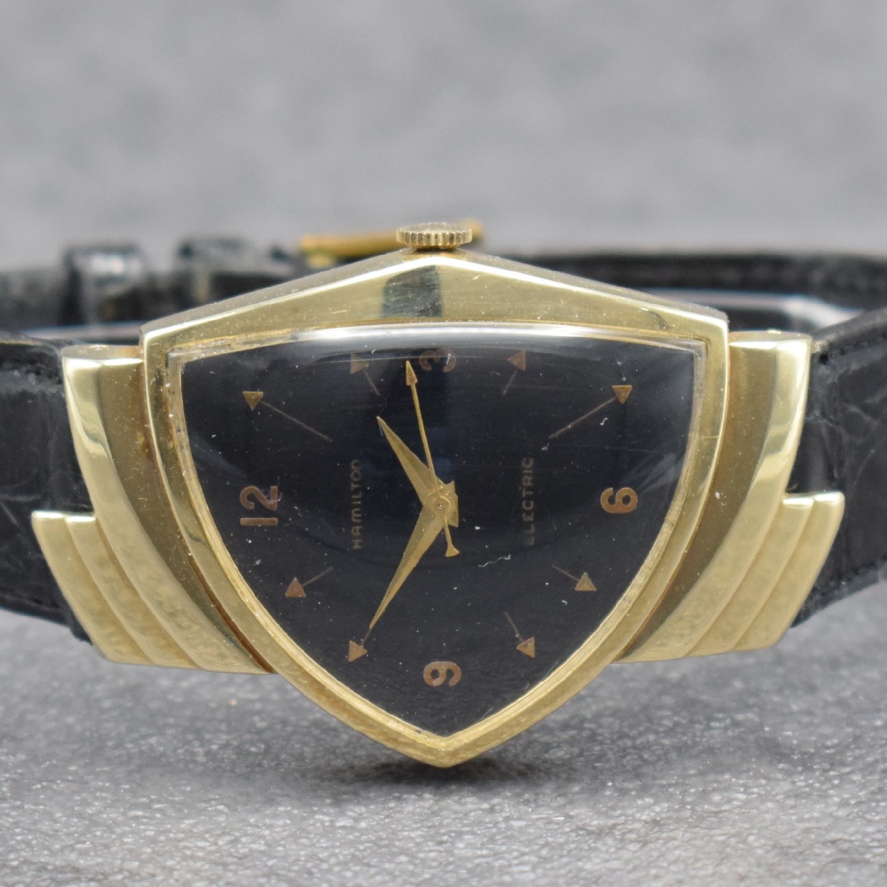 Detail a: HAMILTON ELECTRIC seltene Herrenarmbanduhr in GG 585/000, USA um 1959, asymetrisches Gehäuse, Boden aufgedr., eine der ersten elektromechanischen ...