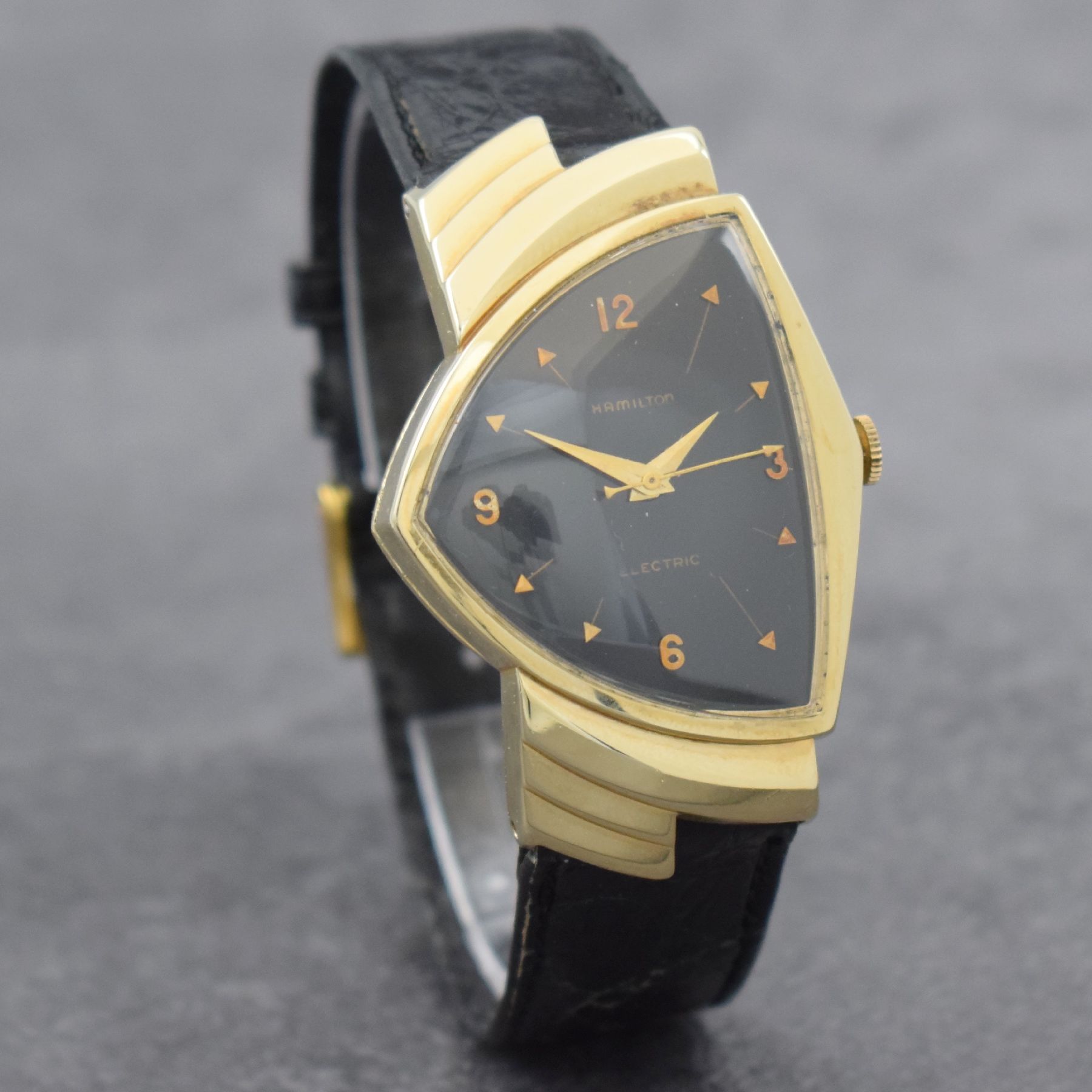 Detail d: HAMILTON ELECTRIC seltene Herrenarmbanduhr in GG 585/000, USA um 1959, asymetrisches Gehäuse, Boden aufgedr., eine der ersten elektromechanischen ...